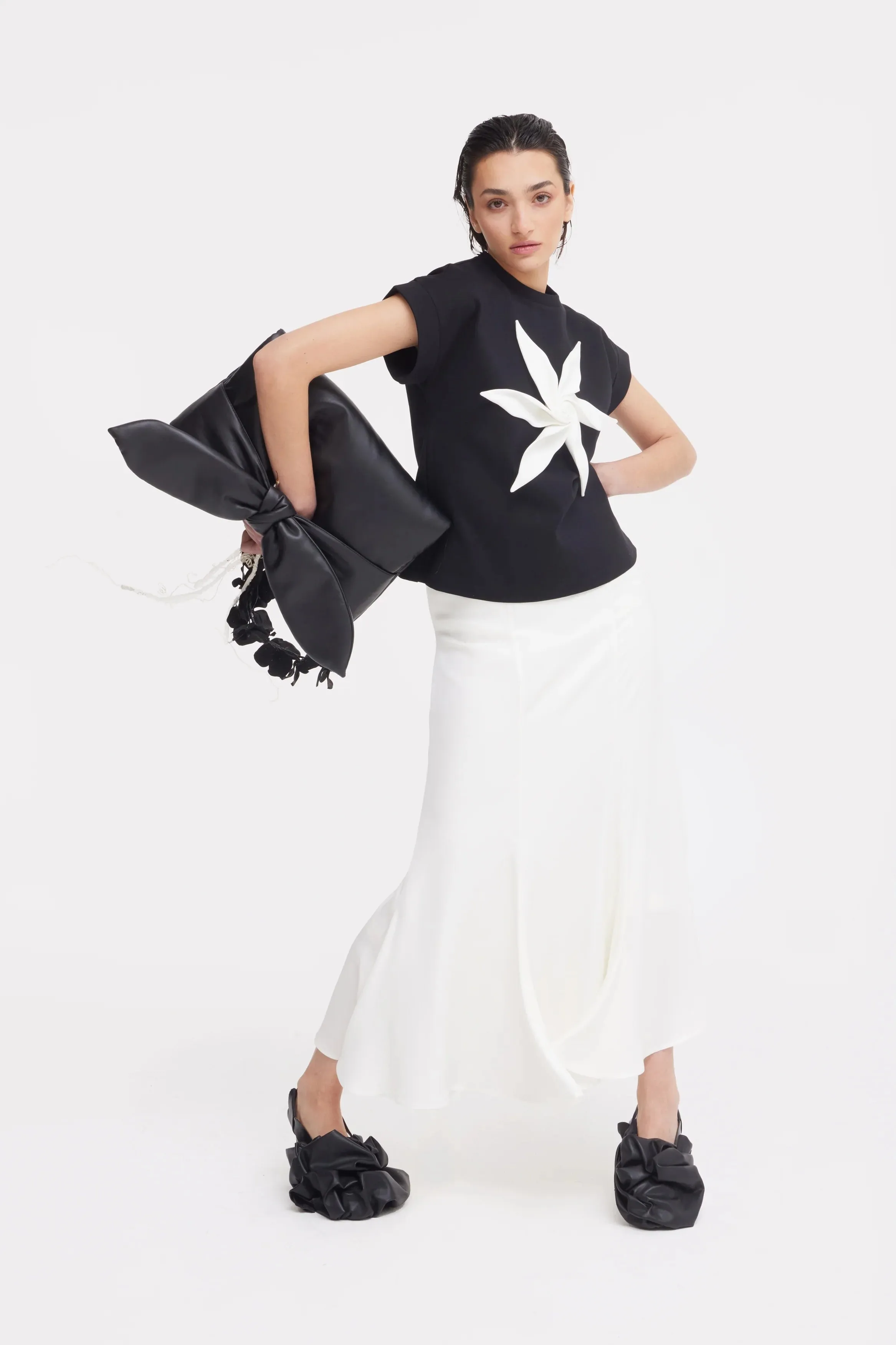 JULIA ALLERT T-shirt with Flower - Black/White sold by Bonvion product image thumbnail 4
