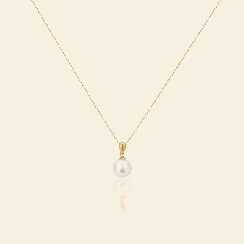 Shining Akoya Pearl 18K Gold Pendant Necklace sold by Jescojes