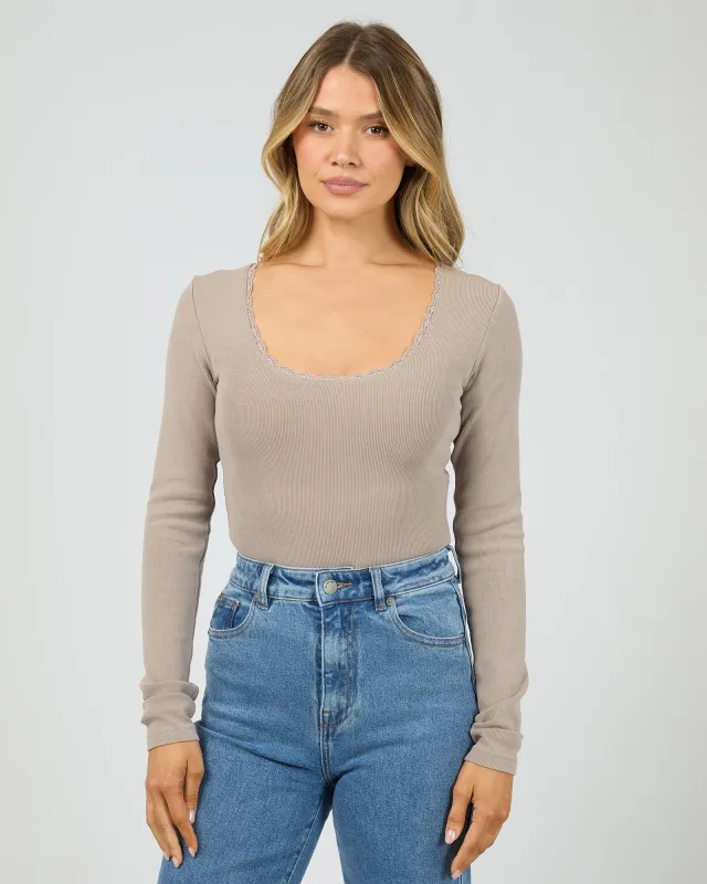Washed Rib Scoop Neck L/S Tee Stone made by All About Eve