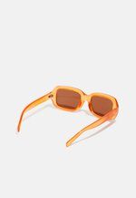 Okulary przeciwsłoneczne sold by Zalando product image thumbnail 2