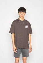 UNISEX - T-Shirt print - brown sold by Zalando product image thumbnail 3
