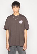 UNISEX - T-Shirt print - brown sold by Zalando product image thumbnail 4