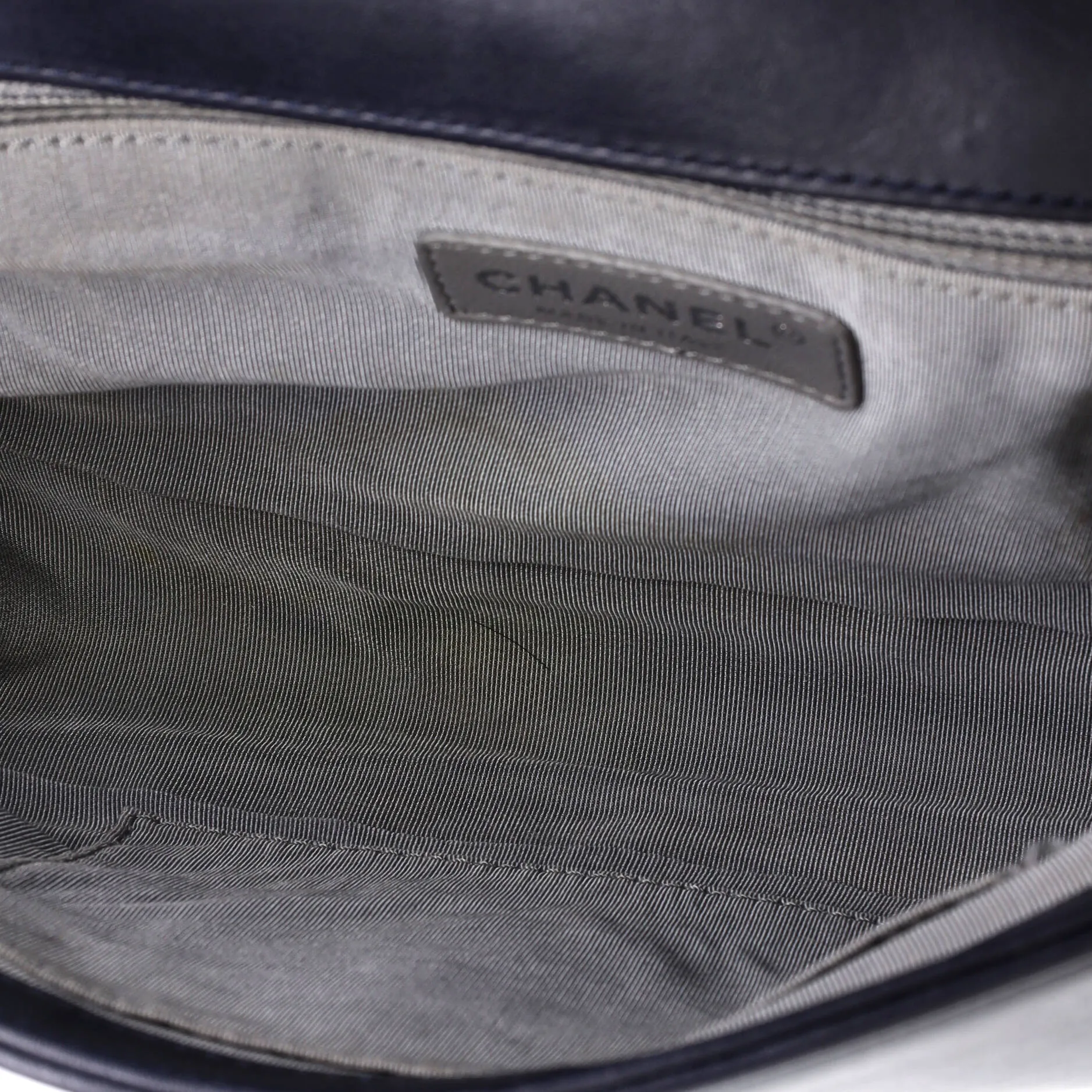 Pre-Loved Chanel Boy Flap Bag Chevron Calfskin New Medium sold by Zulily product image thumbnail 5