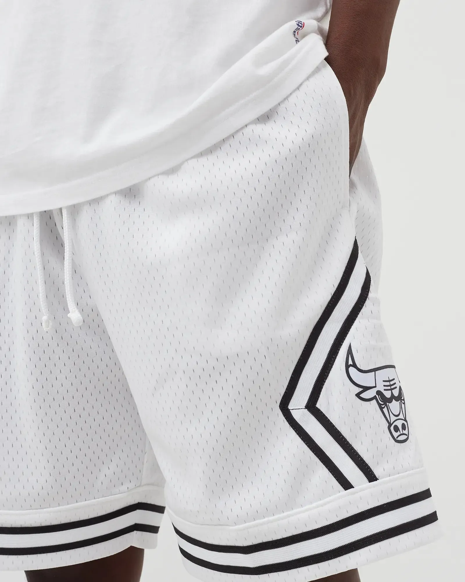 Men's Mitchell & Ness White Black Swingman Shorts Bulls 97 sold by Zulily product image thumbnail 4