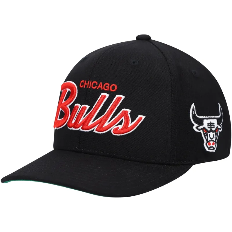 Mitchell & Ness Men's NBA Chicago Bulls Foundation Script Strecth Snapback made by Mitchell & Ness
