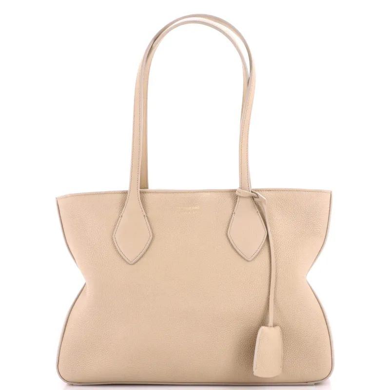 Fold Side Star Tote Leather Medium made by Salvatore Ferragamo