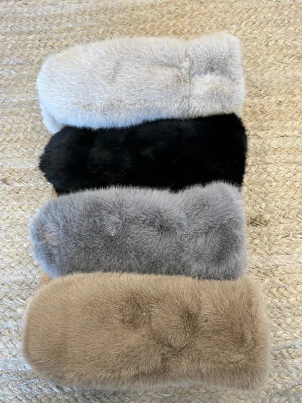 Mittens sold by Oh Canada WPG