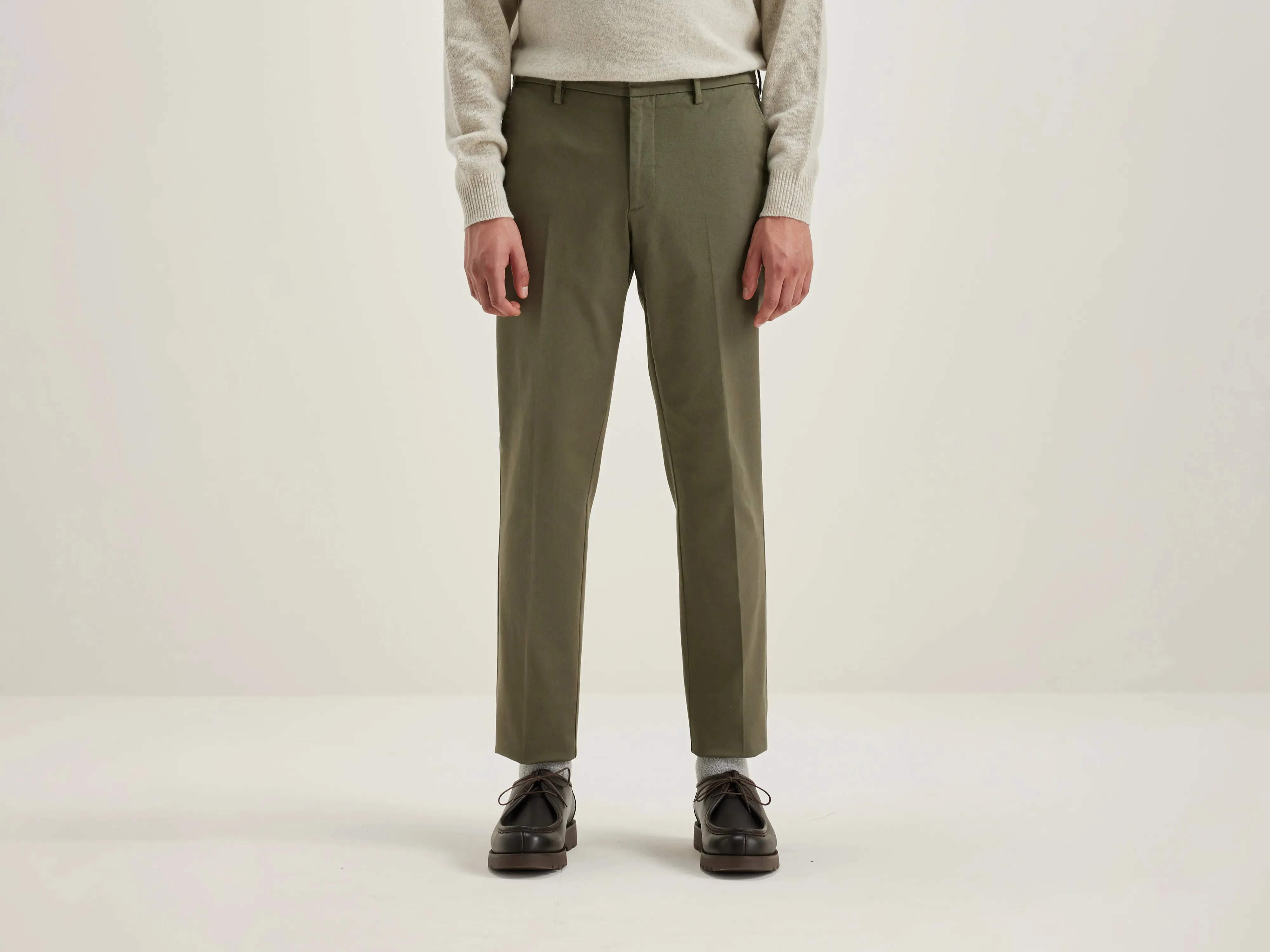 Stanley tapered trousers (242 / M / DUSTY OLIVE) sold by Bellrose