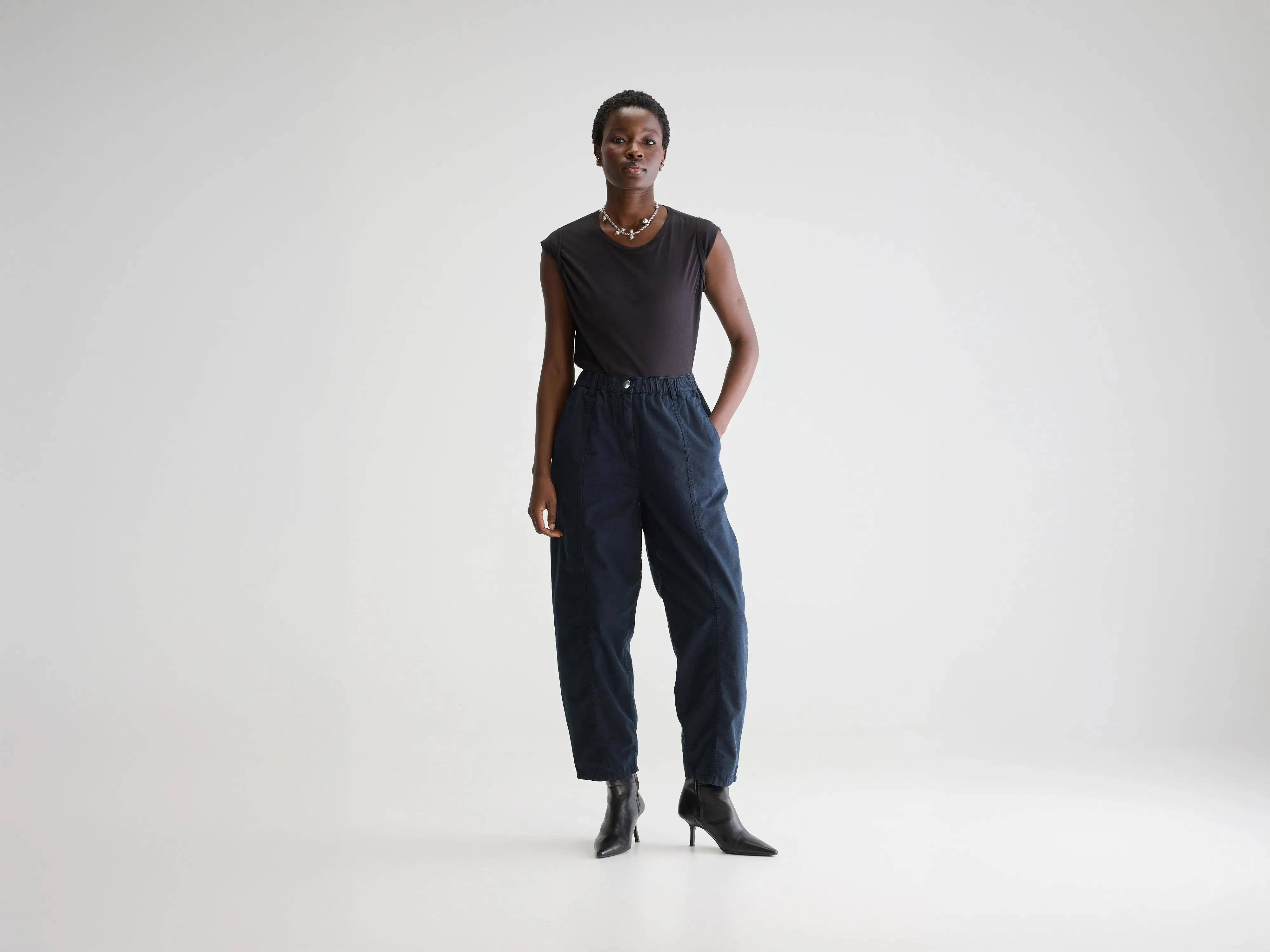 Wesly relaxed trousers (251 / W / NAVY) sold by Bellrose