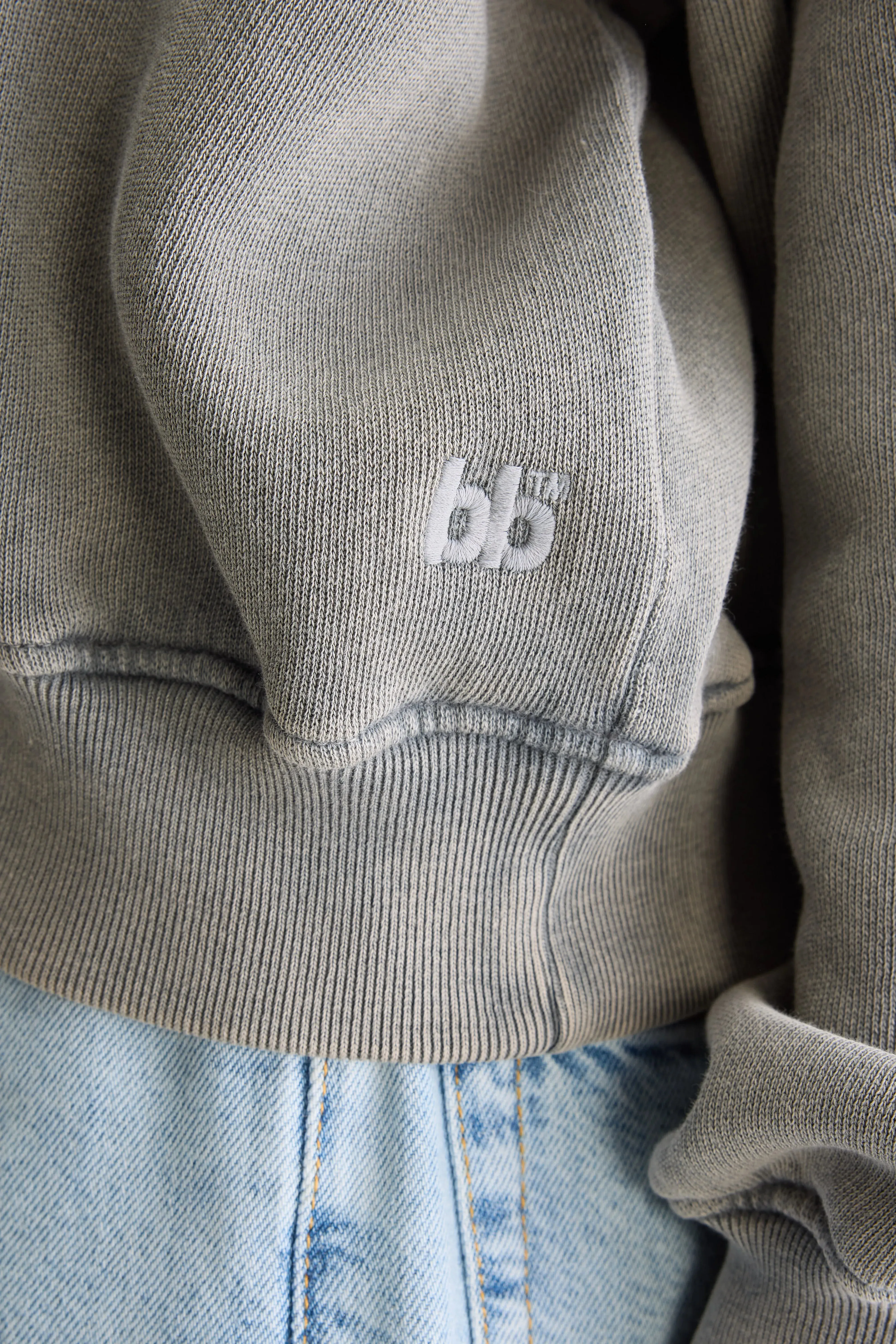 Fancy cropped sweatshirt (251 / W / BLACK SAND) sold by Bellrose product image thumbnail 5