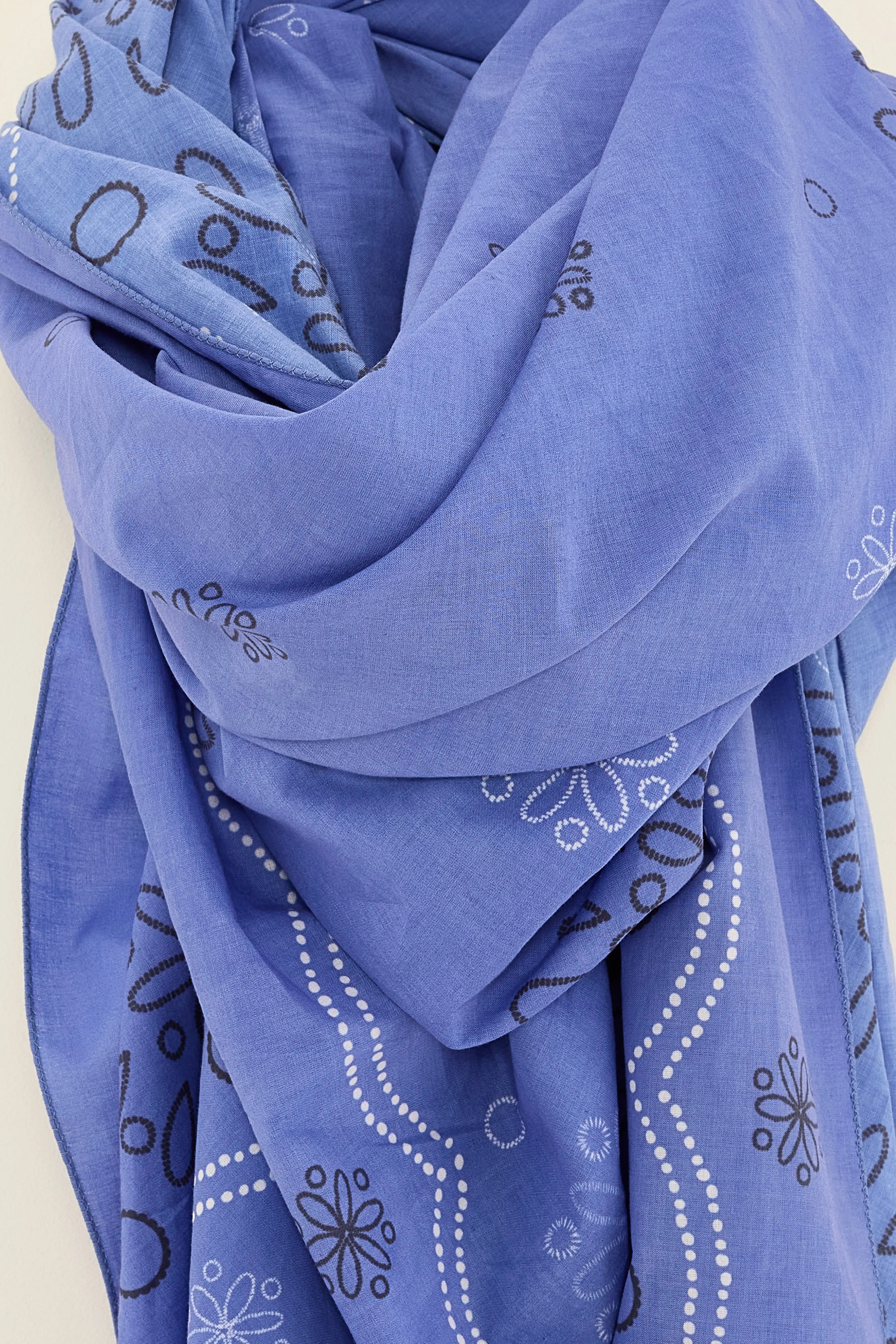 Sanapy summer scarf (251 / W / IRIS BLOOM) sold by Bellrose product image thumbnail 3