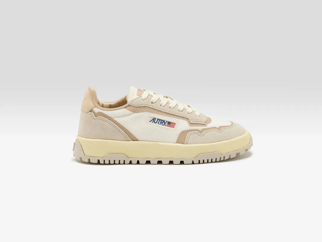 Wildpace Low for Women (251 / W / SILVER) made by Autry