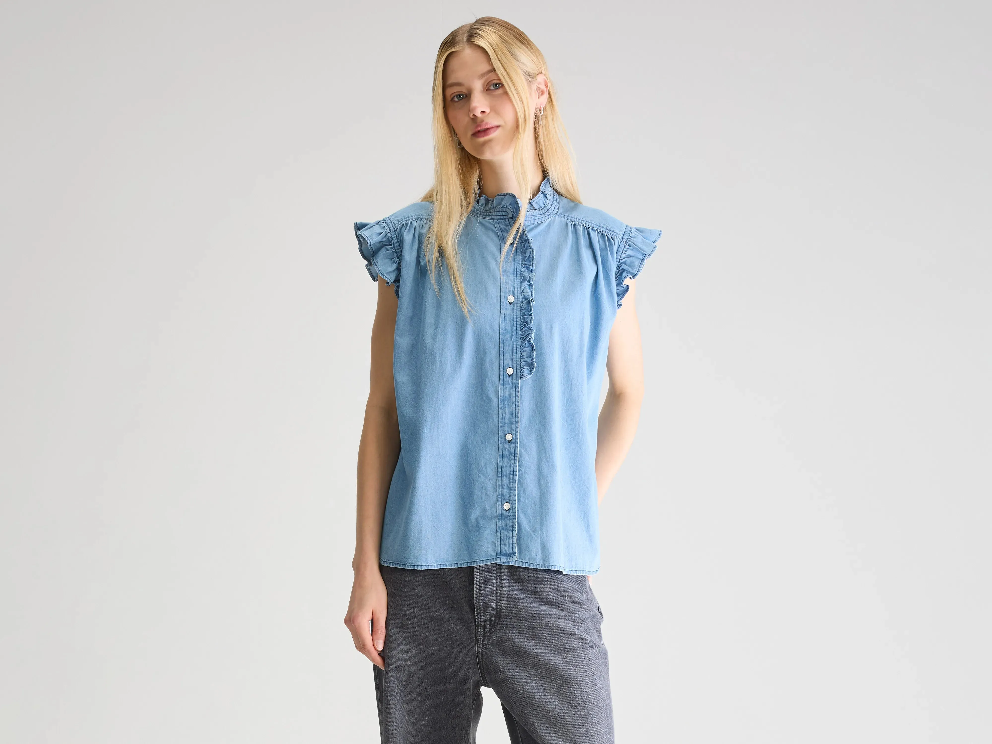 Coyote sleeveless blouse (251 / W / CHAMBRAY) sold by Bellrose