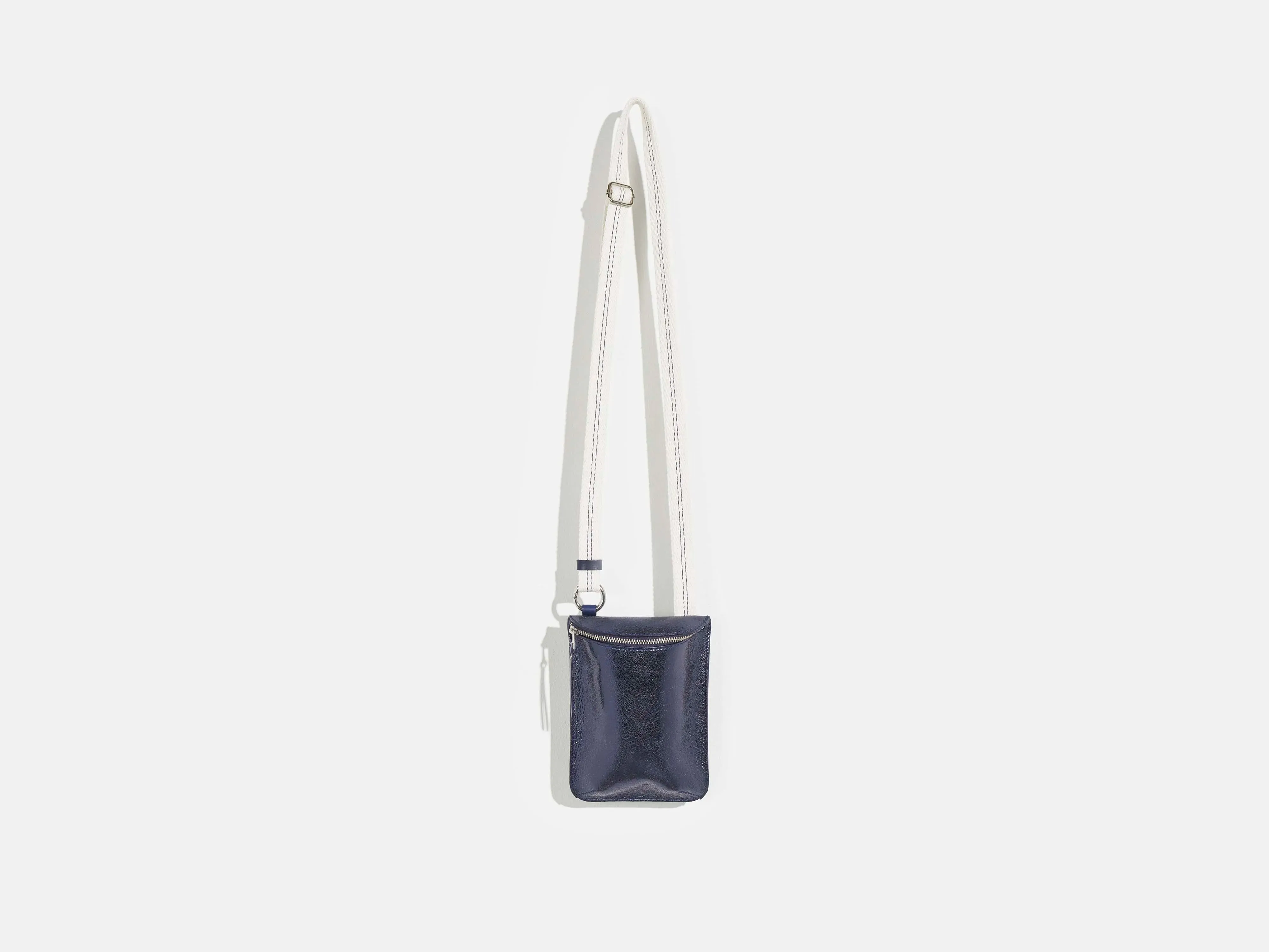 shone bag (241 / W / INDIGO) sold by Bellrose
