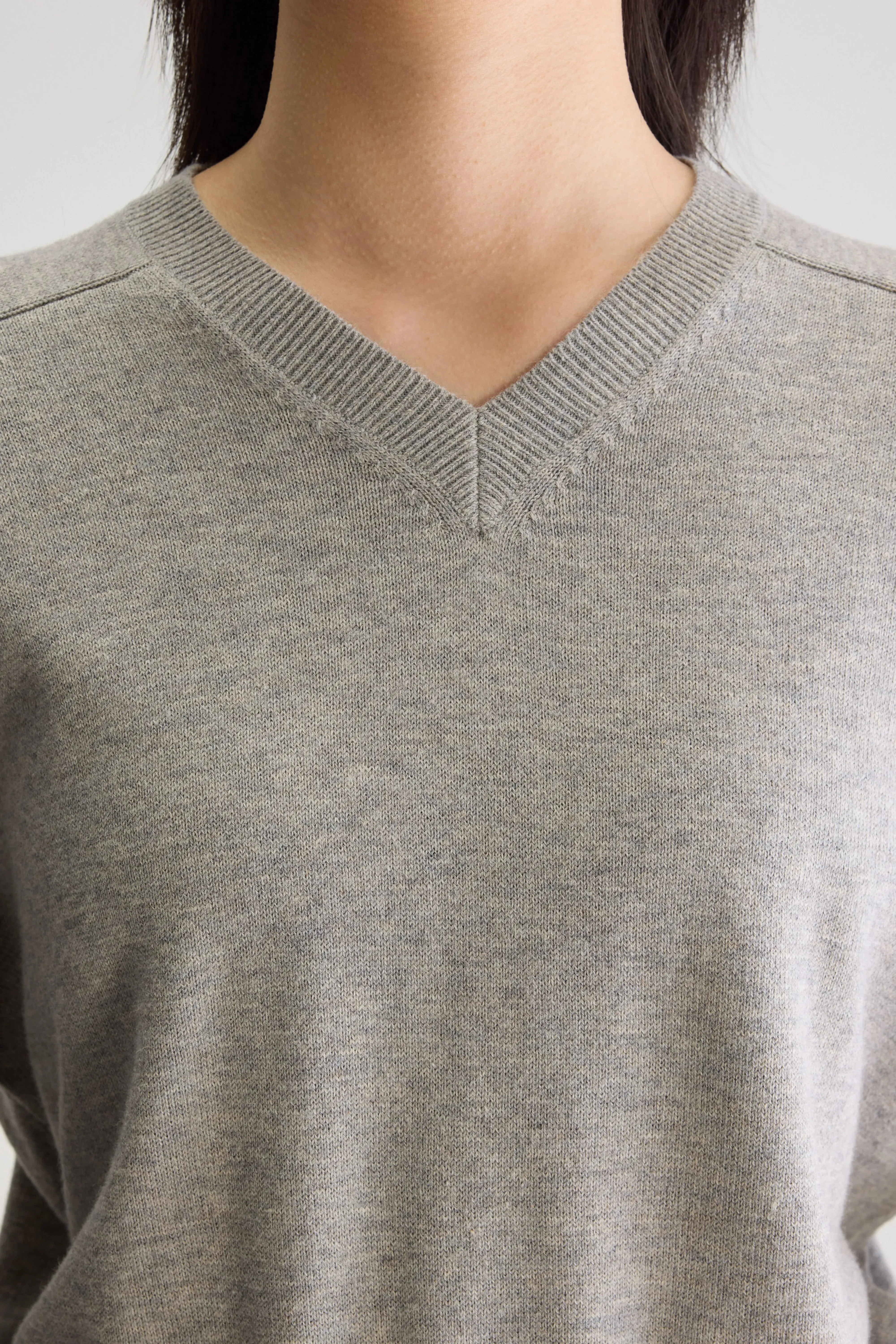 Gakor v-neck sweater (251 / W / H. GREY) sold by Bellrose product image thumbnail 5