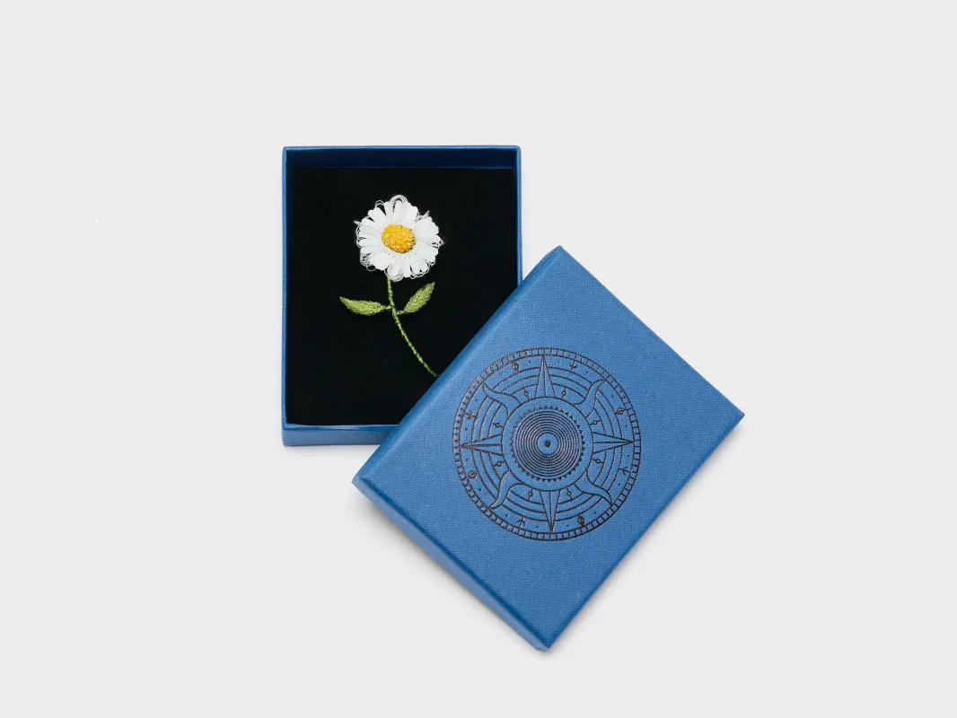 White Daisy Brooch Pin (261 / W / WHITE) made by Bellrose