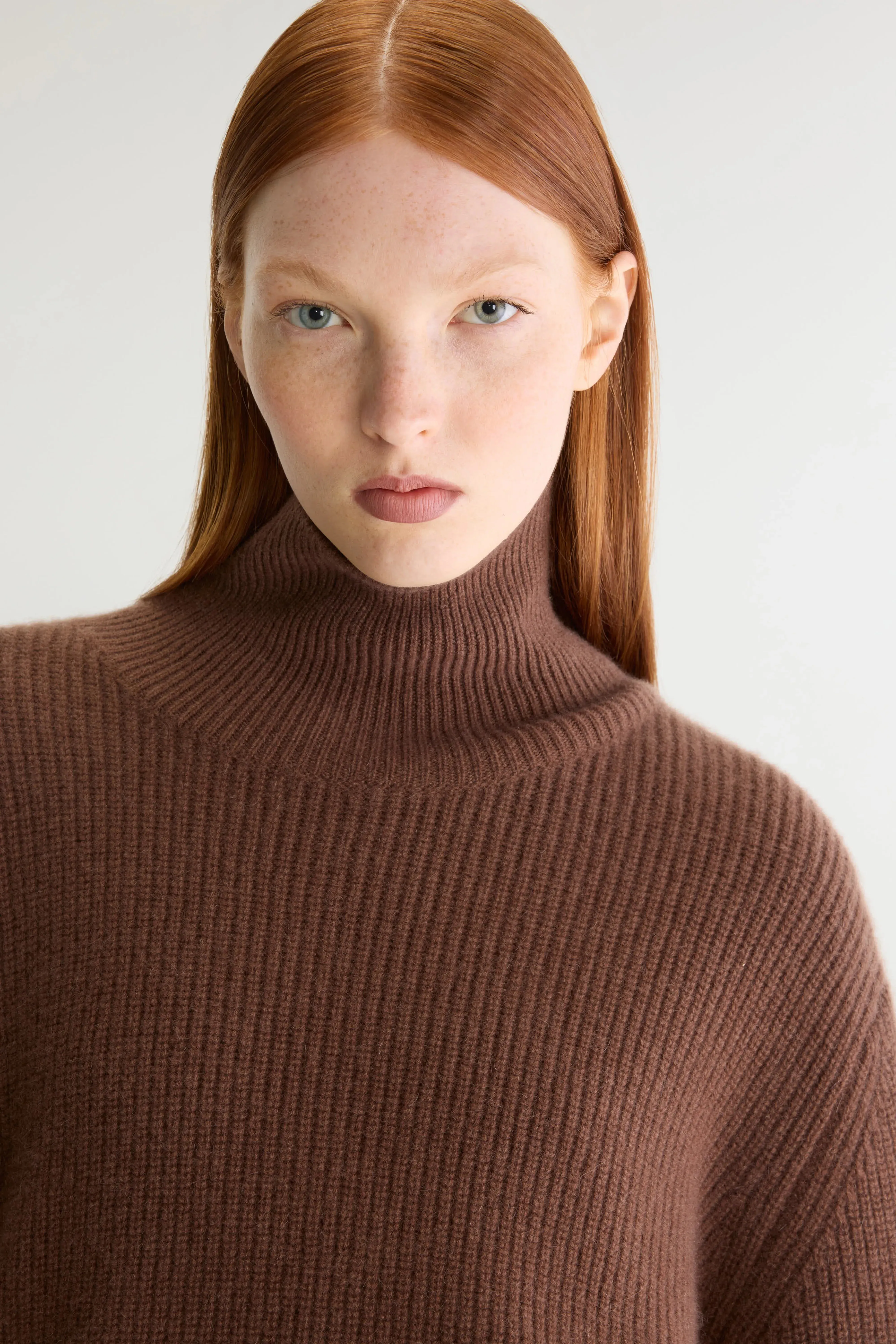 Synin funnel neck cashmere sweater (262 / W / TIRAMISU) sold by Bellrose product image thumbnail 5