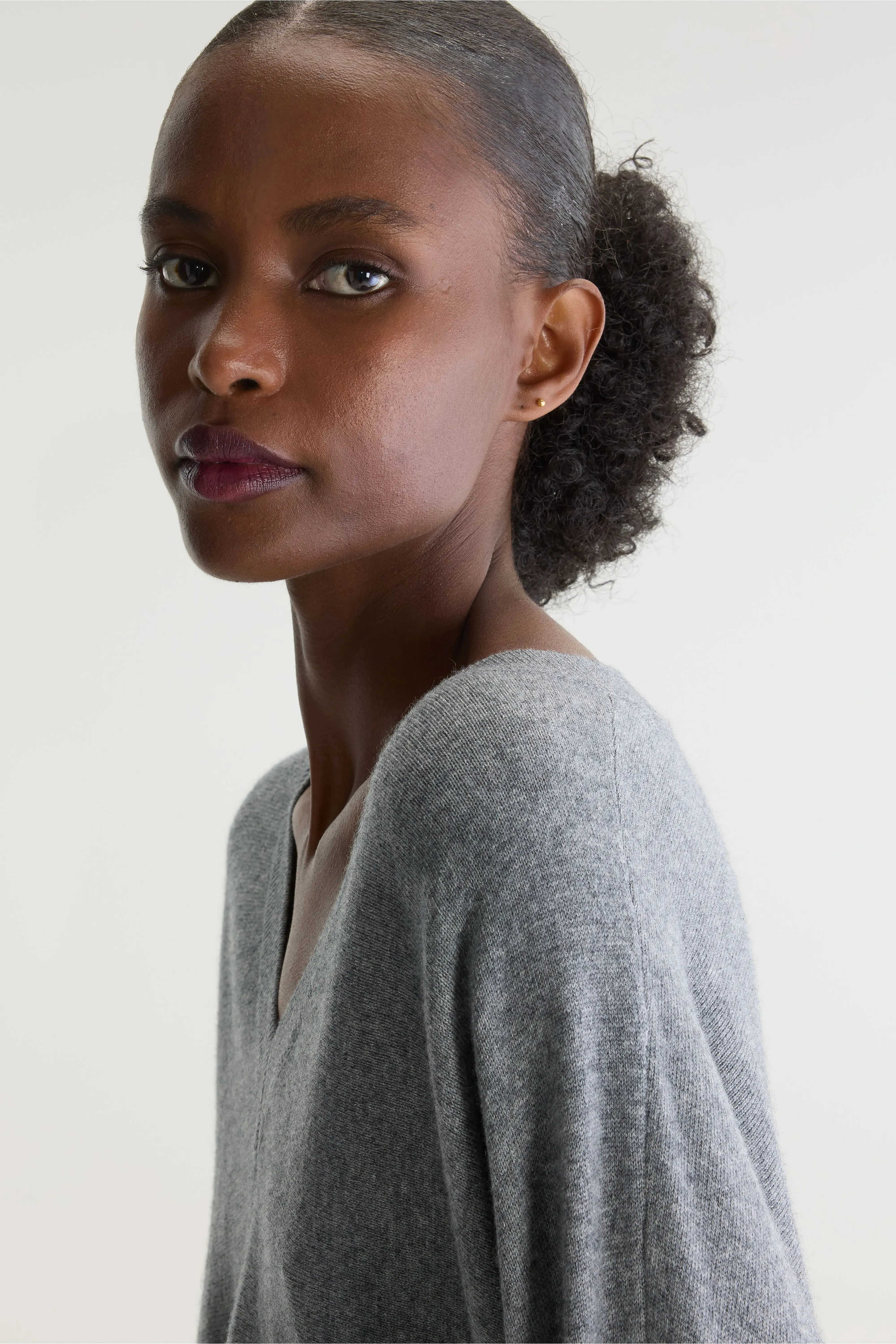 Sonev v-neck sweater (262 / W / GREY MELANGE) sold by Bellrose product image thumbnail 5