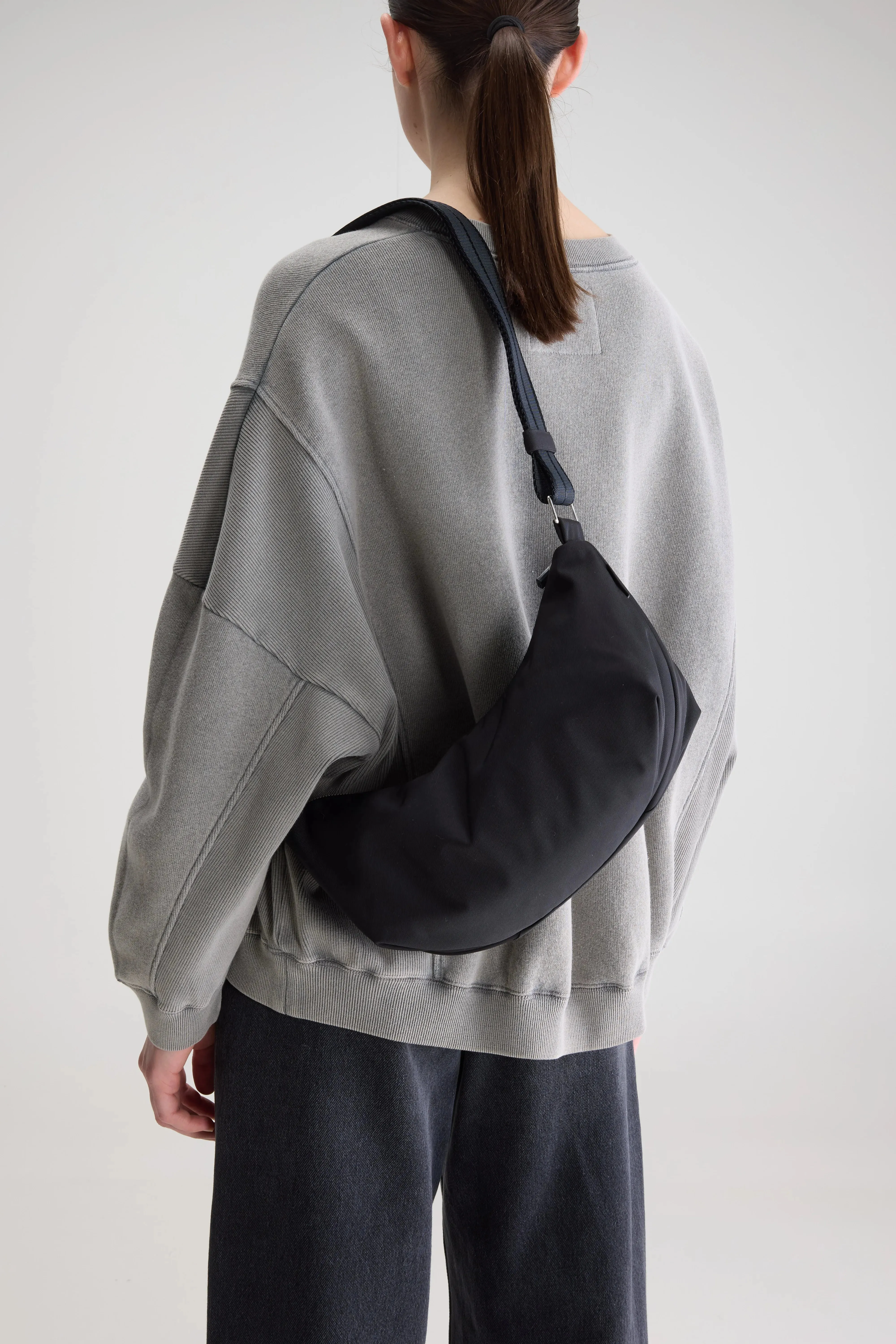 Hane sling bag (262 / W / BLACK BEAUTY) sold by Bellrose product image thumbnail 3