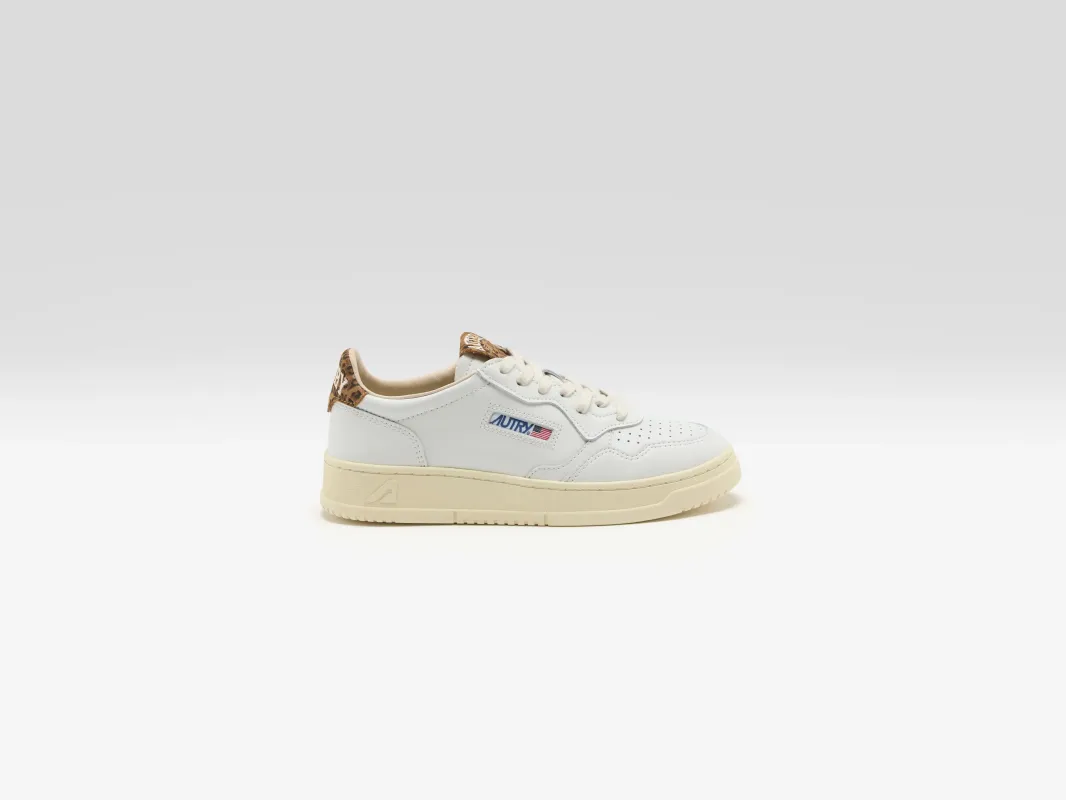 Medalist Low for Women (262 / W / OFF WHITE) made by Autry