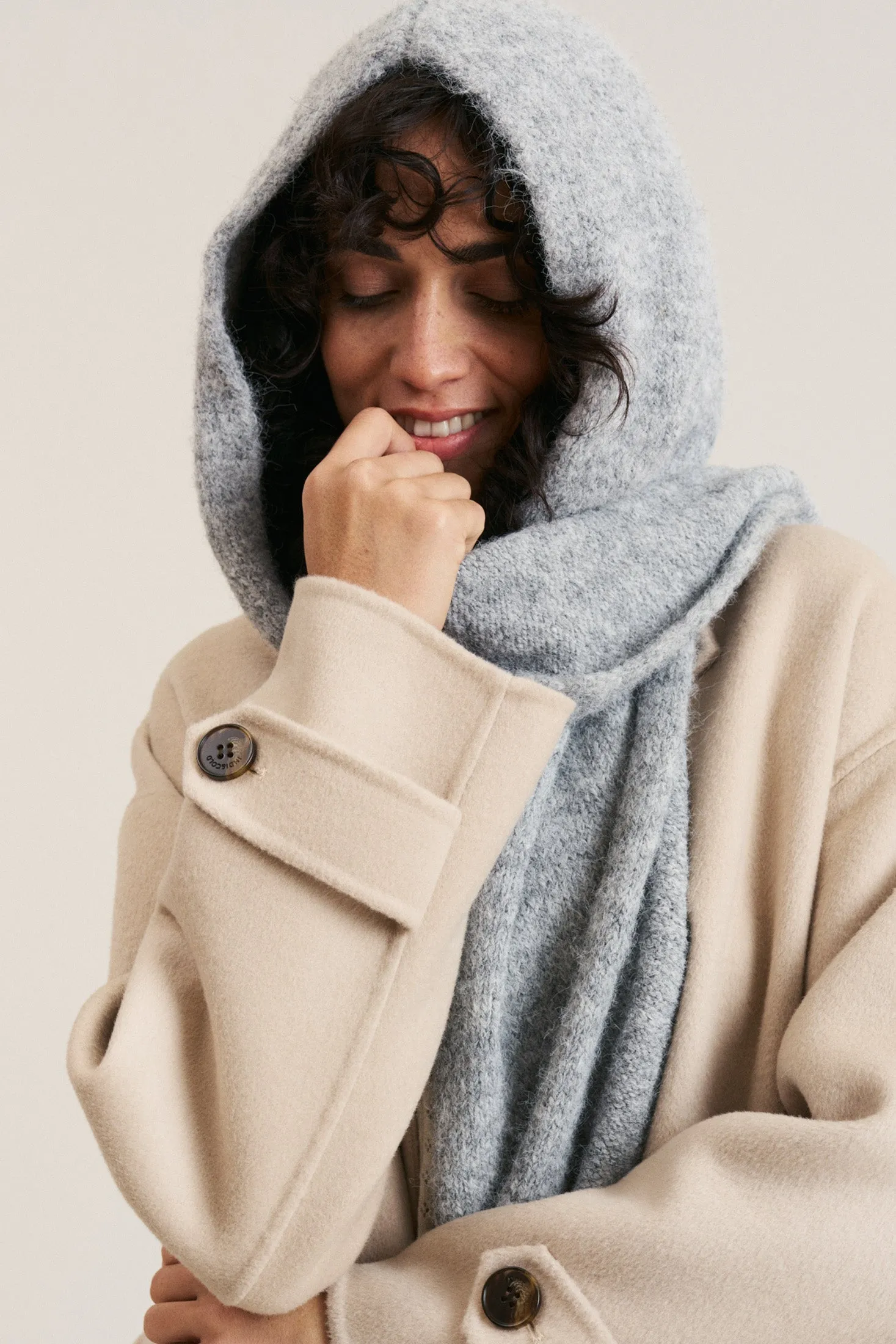 BUFANDA CON CAPUCHA sold by Indi & Cold