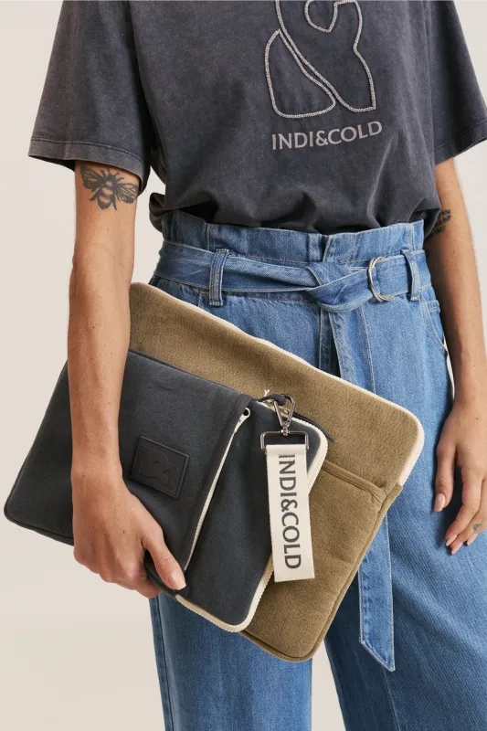 FUNDA ACOLCHADA EN LONA RECICLADA sold by Indi & Cold