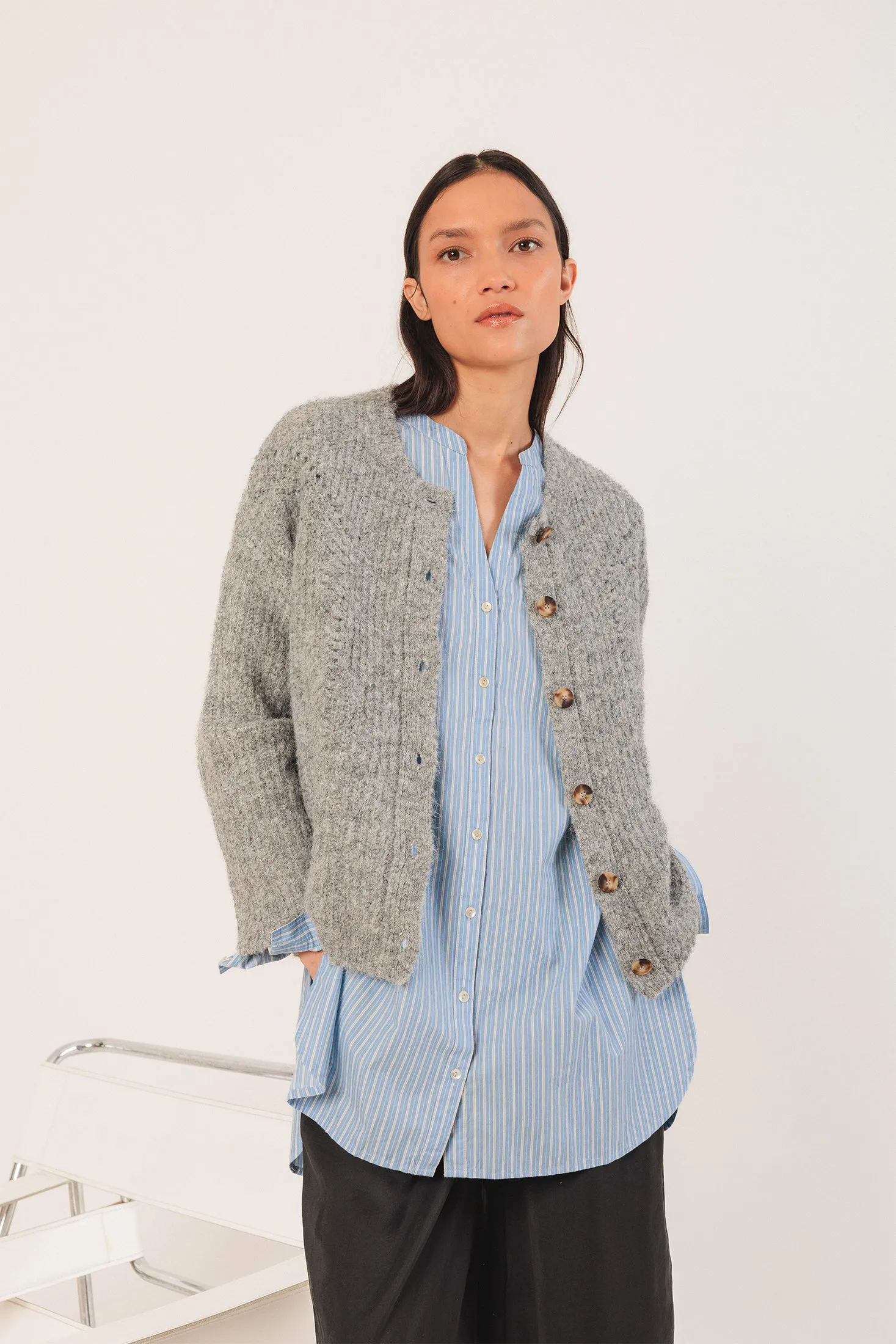 CHAQUETA CON DETALLES DESAGUJADOS sold by Indi & Cold