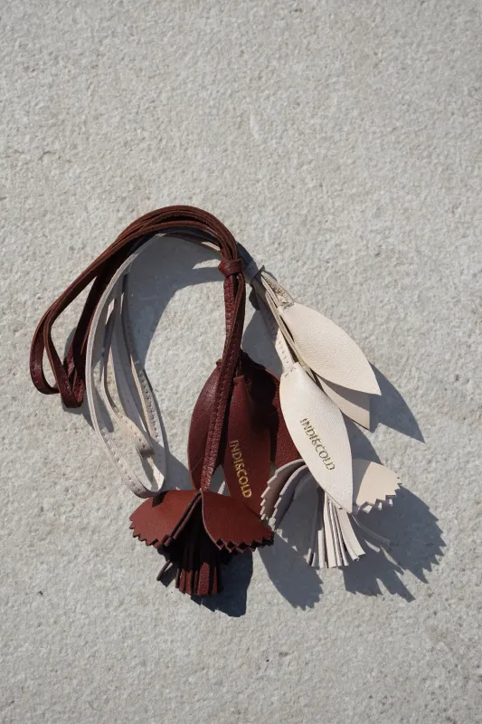 CHARM CAMELIA EN PIEL sold by Indi & Cold