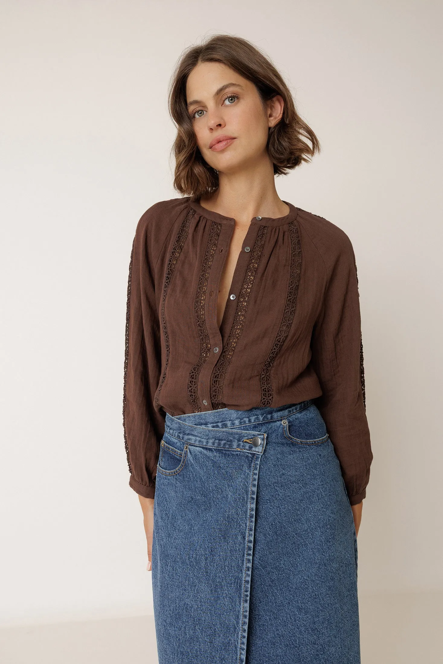 CAMISA PUNTILLAS DOBLE GASA sold by Indi & Cold