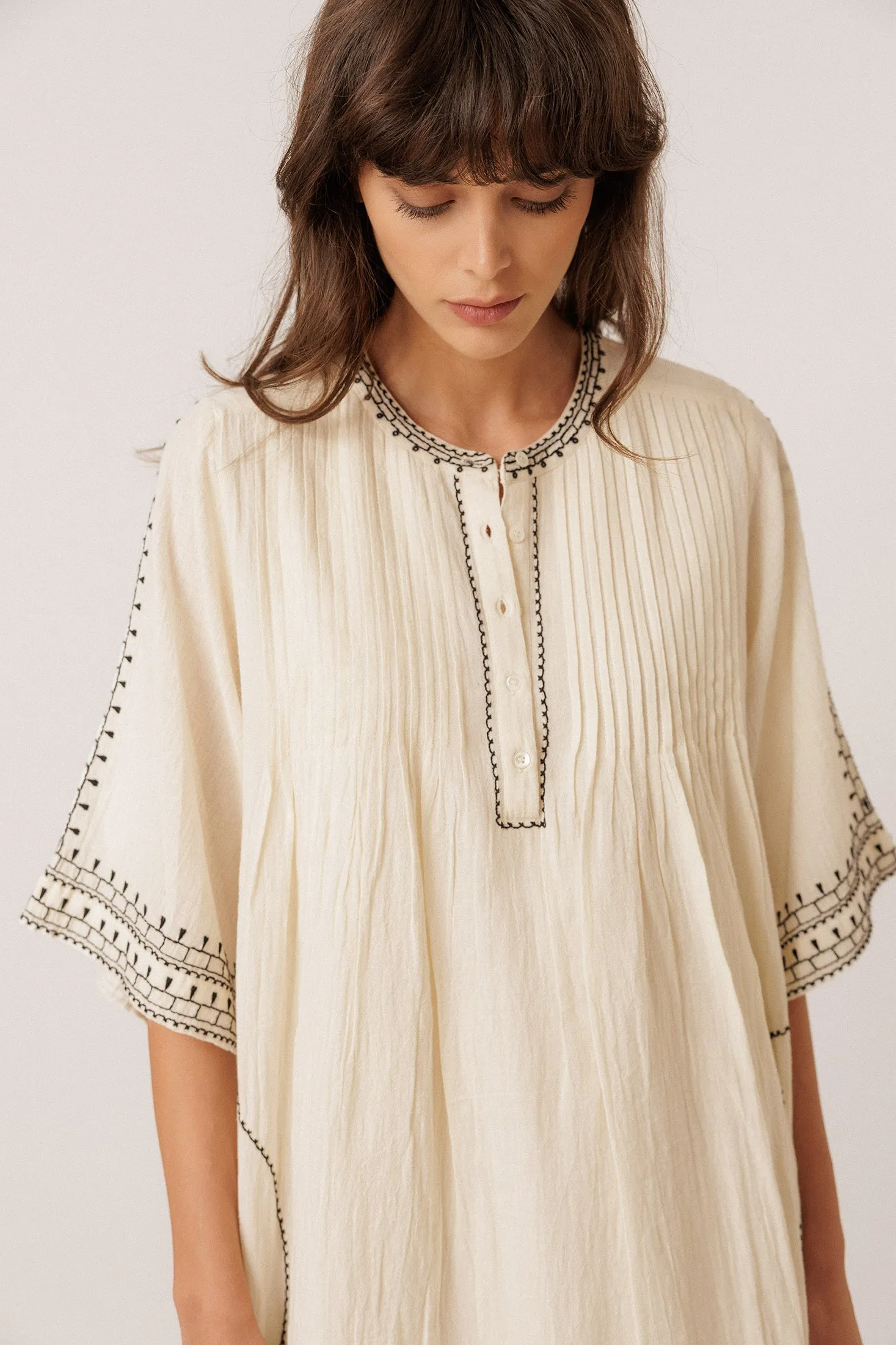 VESTIDO BORDADO A CONTRASTE sold by Indi & Cold product image thumbnail 4