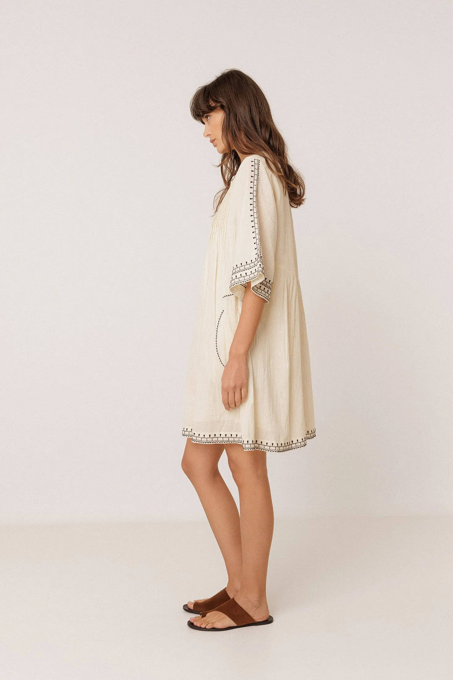 VESTIDO BORDADO A CONTRASTE sold by Indi & Cold product image thumbnail 3