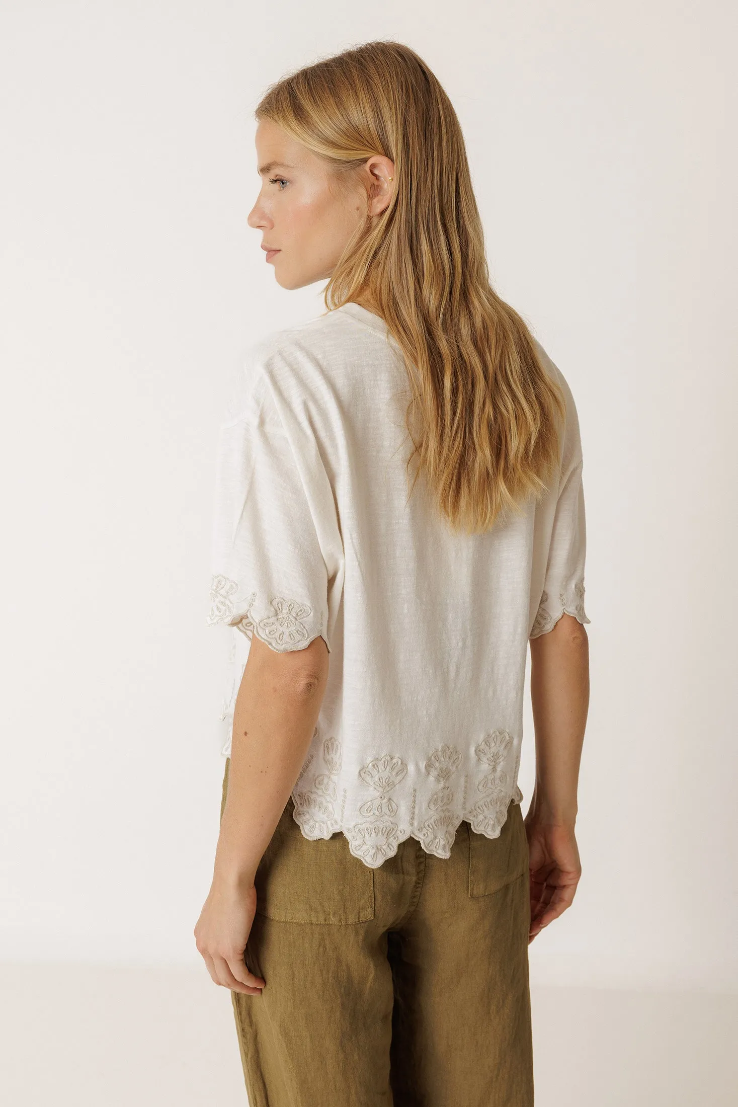 CAMISETA BOXY BORDADA sold by Indi & Cold product image thumbnail 4