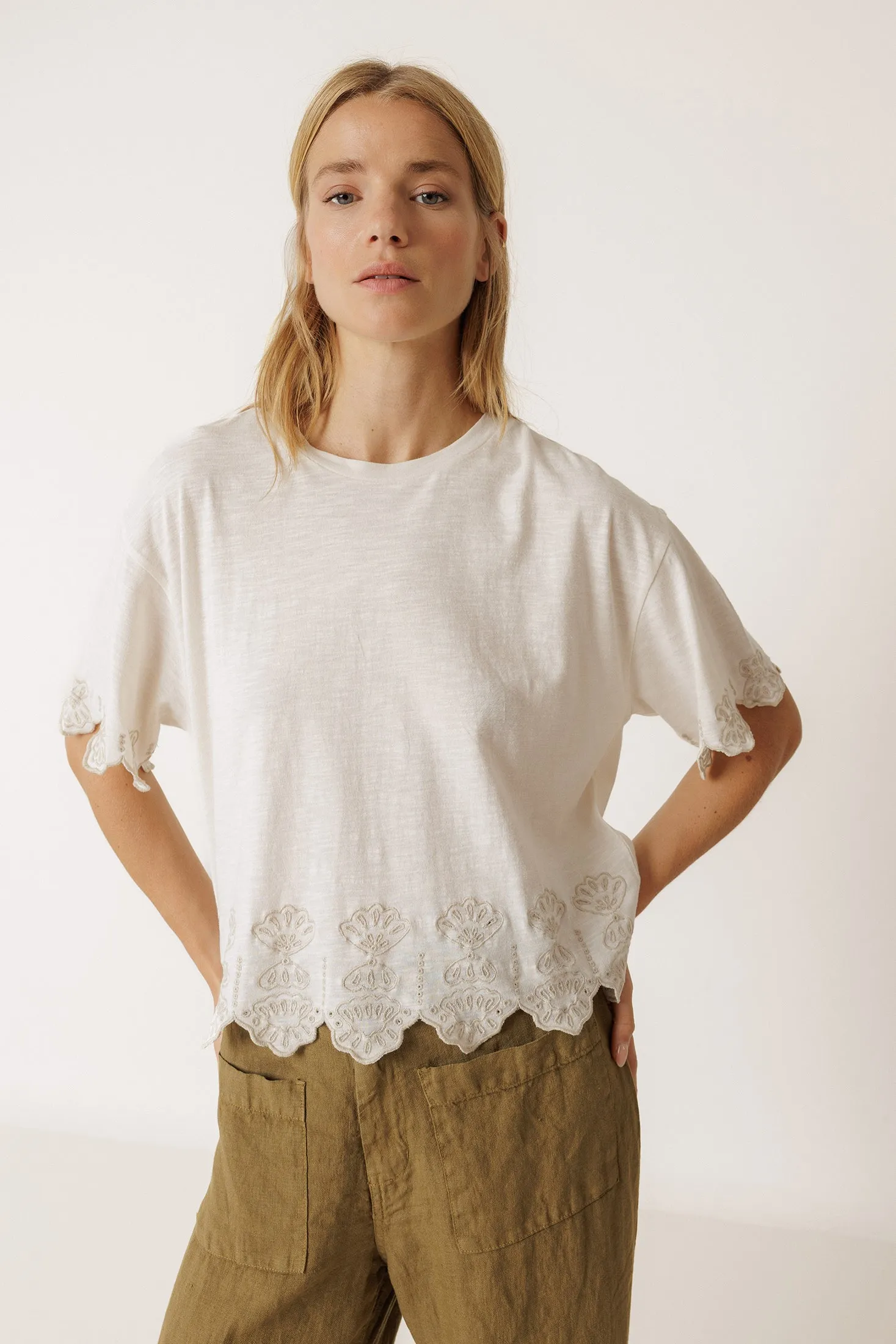CAMISETA BOXY BORDADA sold by Indi & Cold product image thumbnail 3