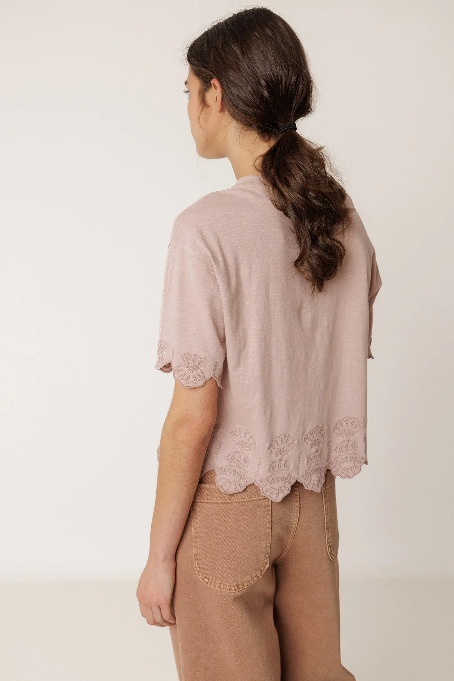 CAMISETA BOXY BORDADA sold by Indi & Cold product image thumbnail 3