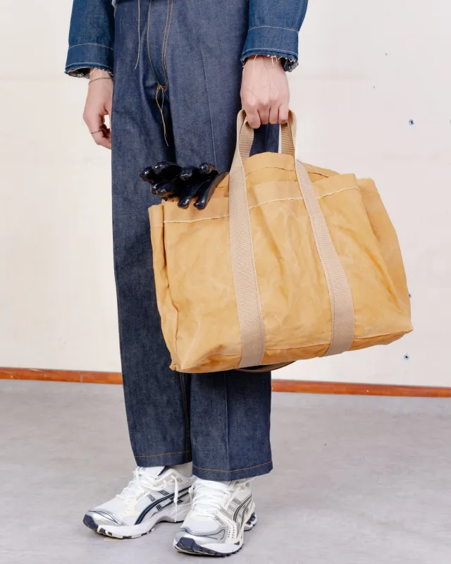 CF.21.11.04.02 WORKER SHOPPER washed sand made by Camiel Fortgens