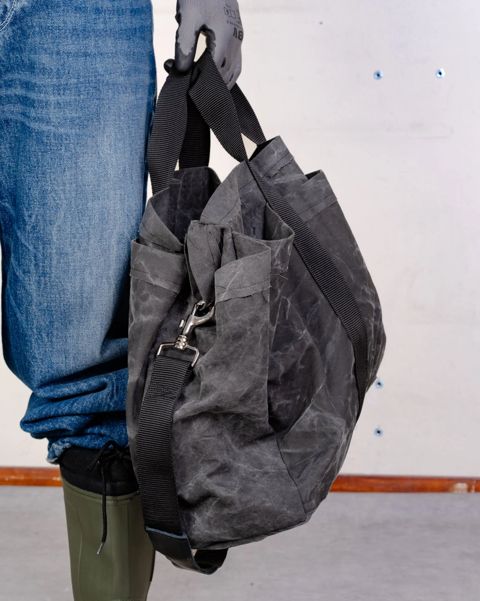 CF.21.11.04.01 WORKER SHOPPER washed black sold by Camiel Fortgens