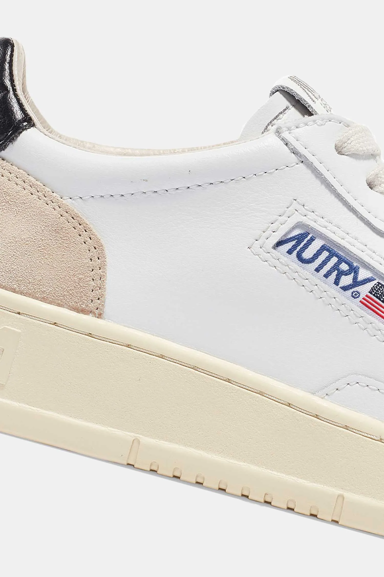 AUTRY: MEDALIST LOW PINK/BLACK sold by Edmmond Studios product image thumbnail 4