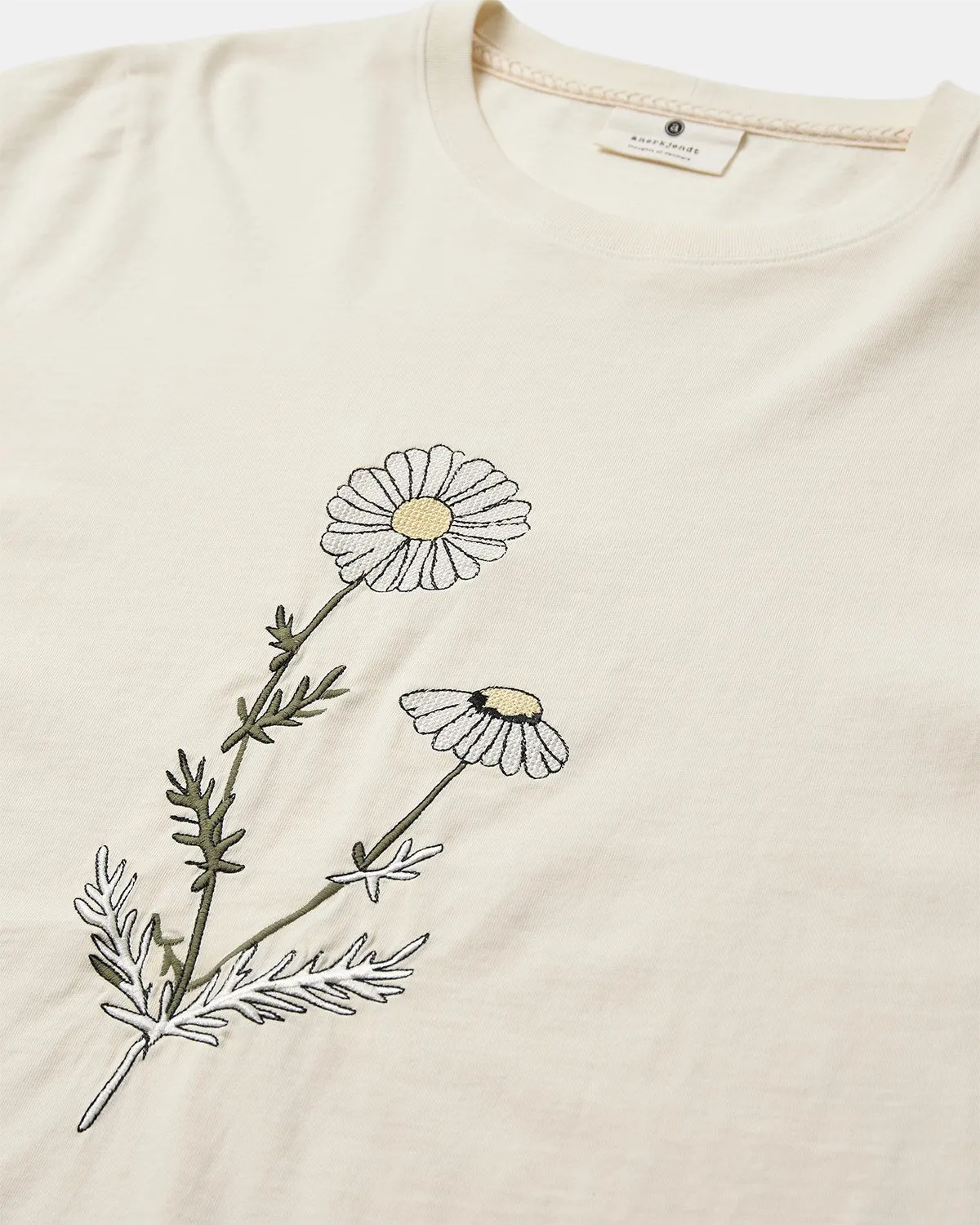 AKKIKKI FLOWER EMB S/S TEE - Tofu sold by anerkjendt product image thumbnail 3