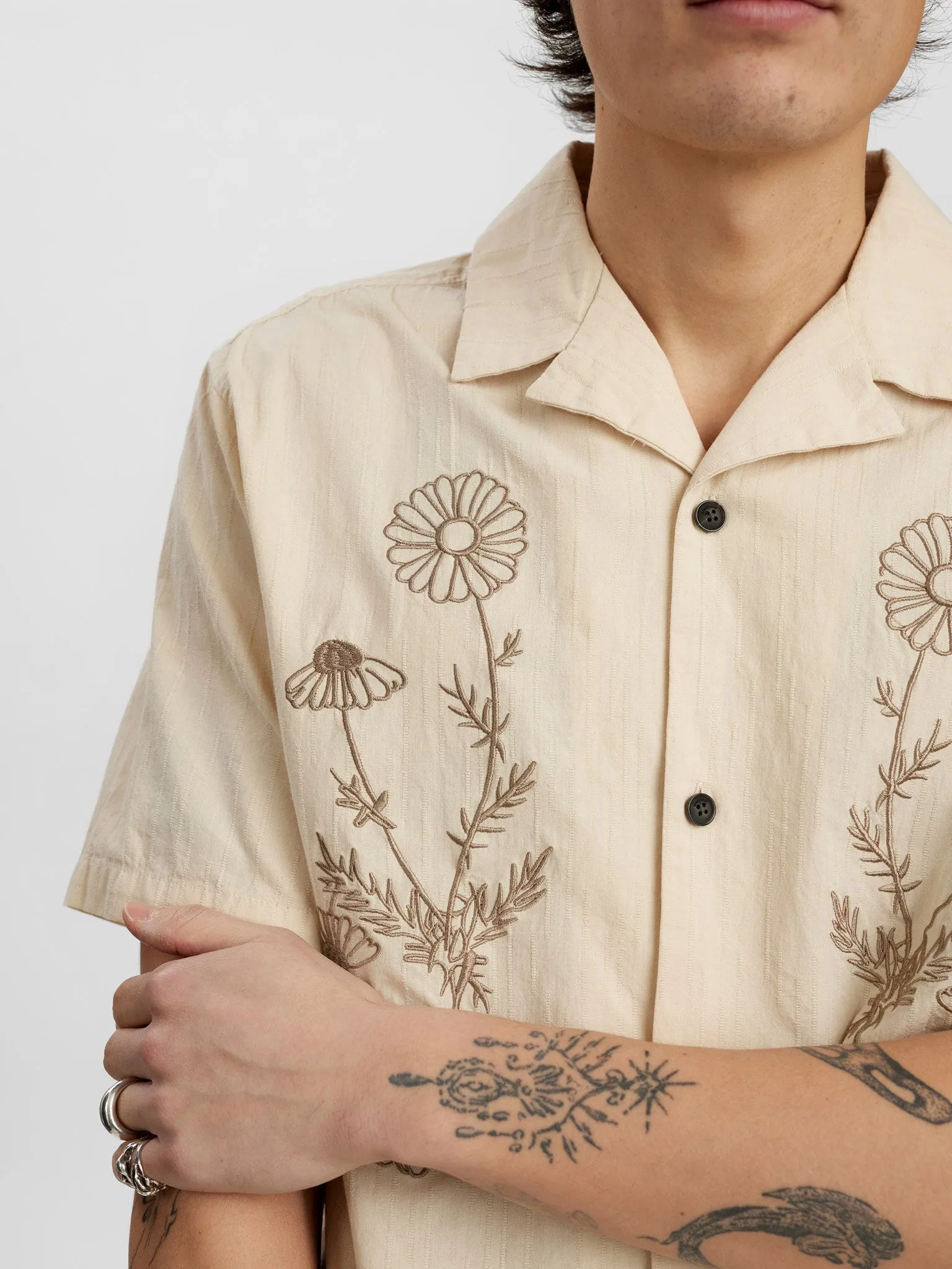 AKLEO BIG FLOWER SHIRT - Feather Gray sold by anerkjendt product image thumbnail 2