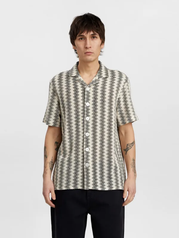 AKLEON JACQUARD S/S SHIRT - Caviar sold by anerkjendt