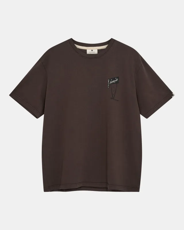 AKVILLADS MOTEL PRINT S/S TEE - Mulch made by anerkjendt