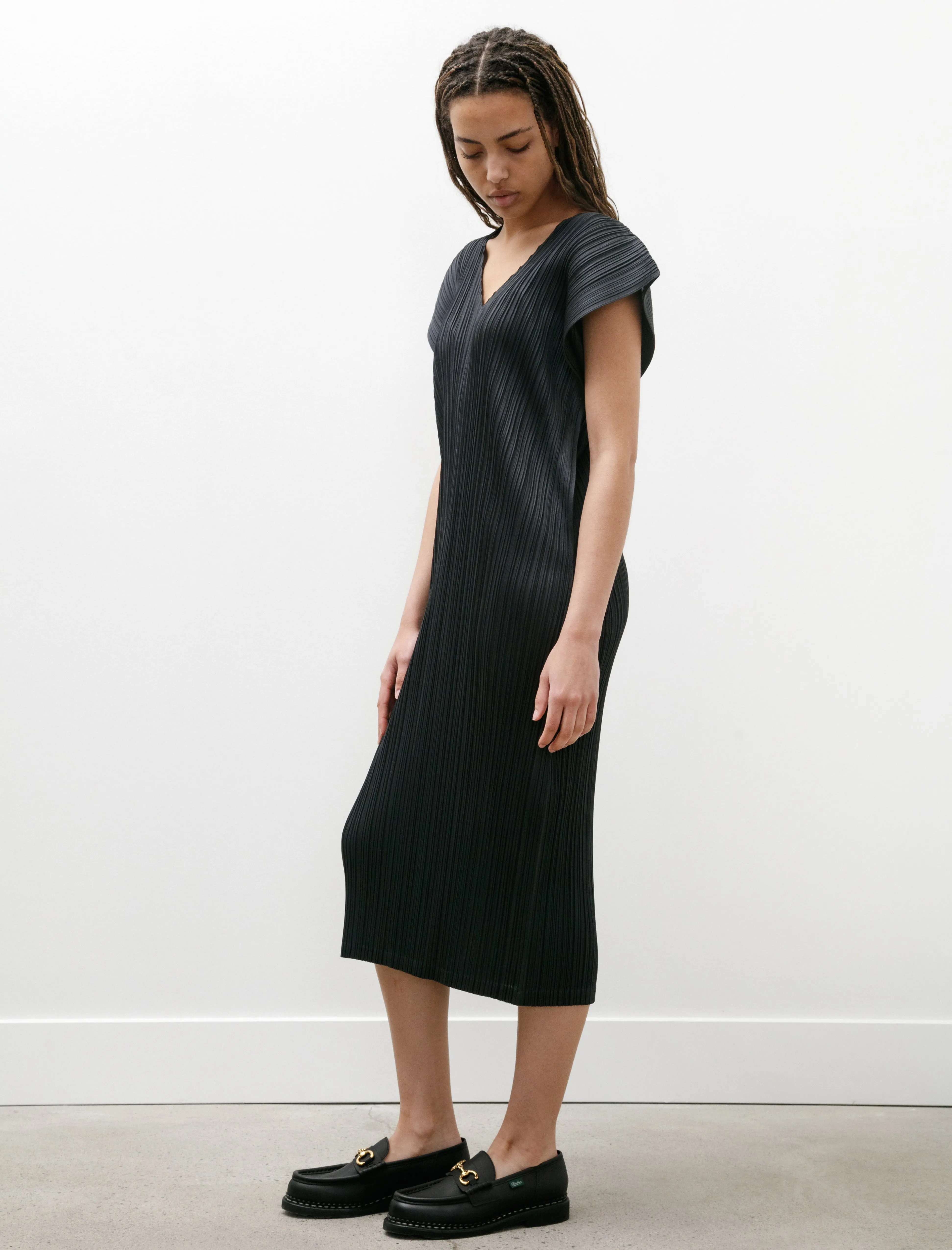 V Back Short Sleeve Dress Charcoal sold by SHOP NEIGHBOR product image thumbnail 3
