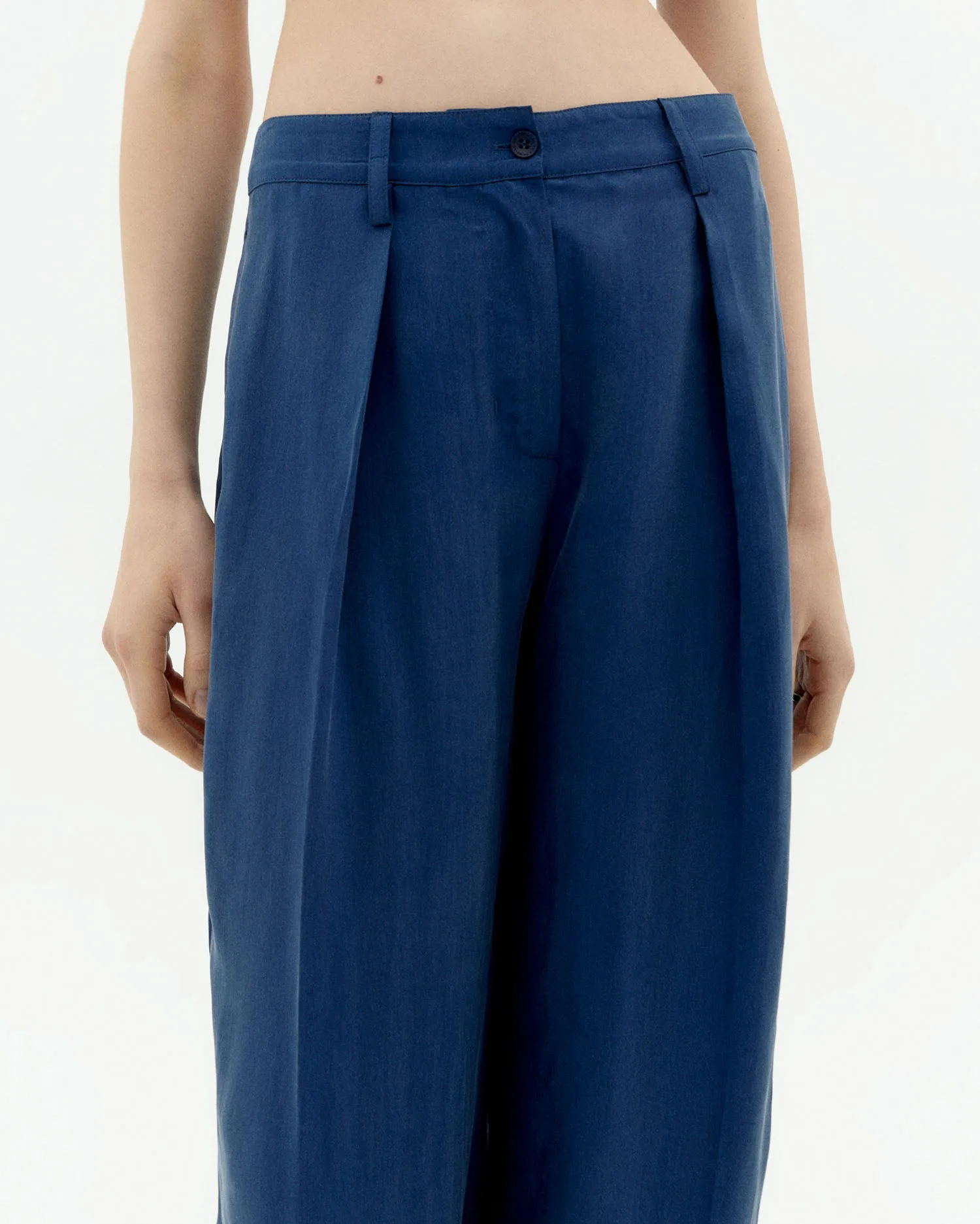 Pantalón relaxed pinza azul Cupro Cirila sold by Thinking Mu product image thumbnail 3