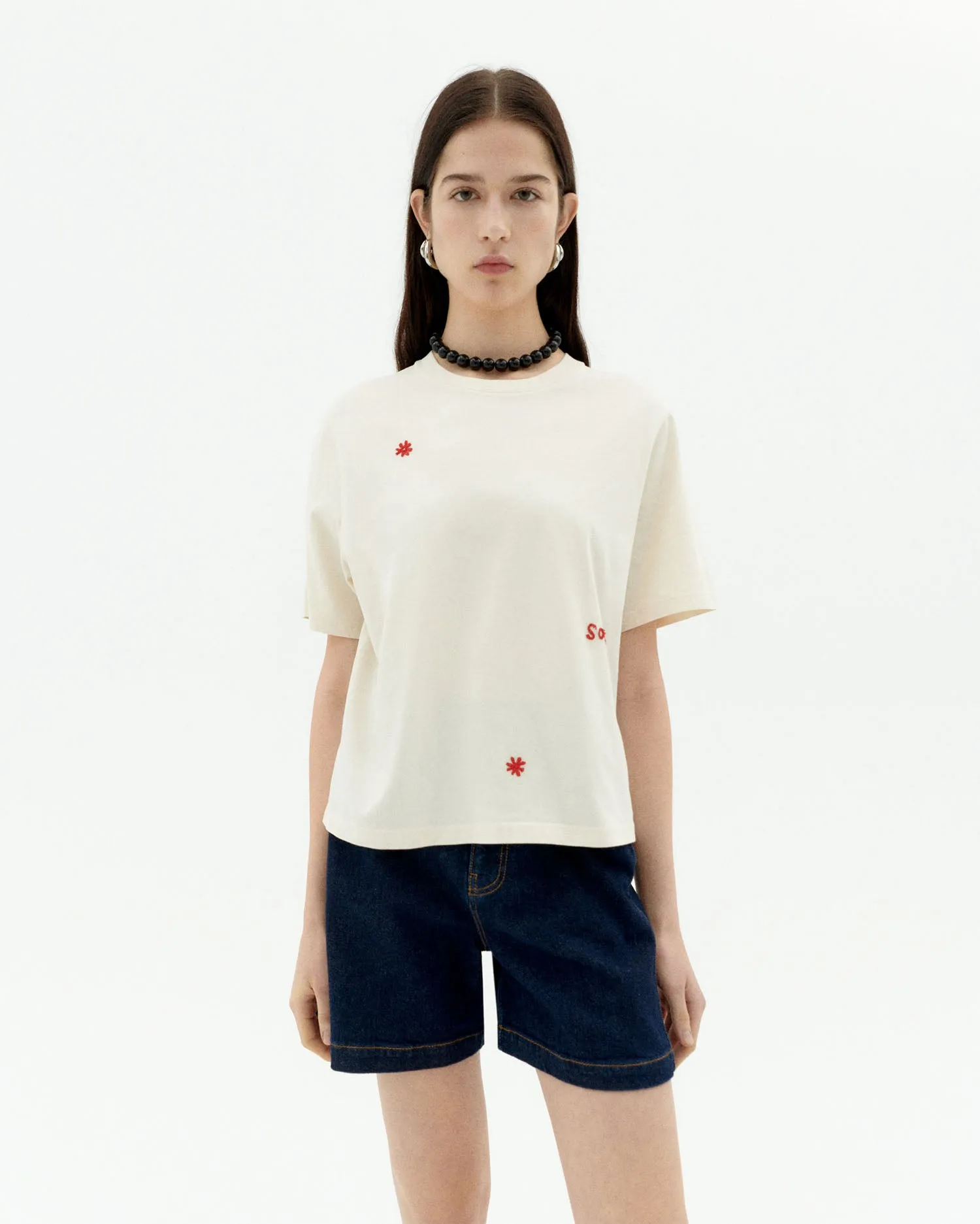 Camiseta blanca bordada a mano Lucia sold by Thinking Mu