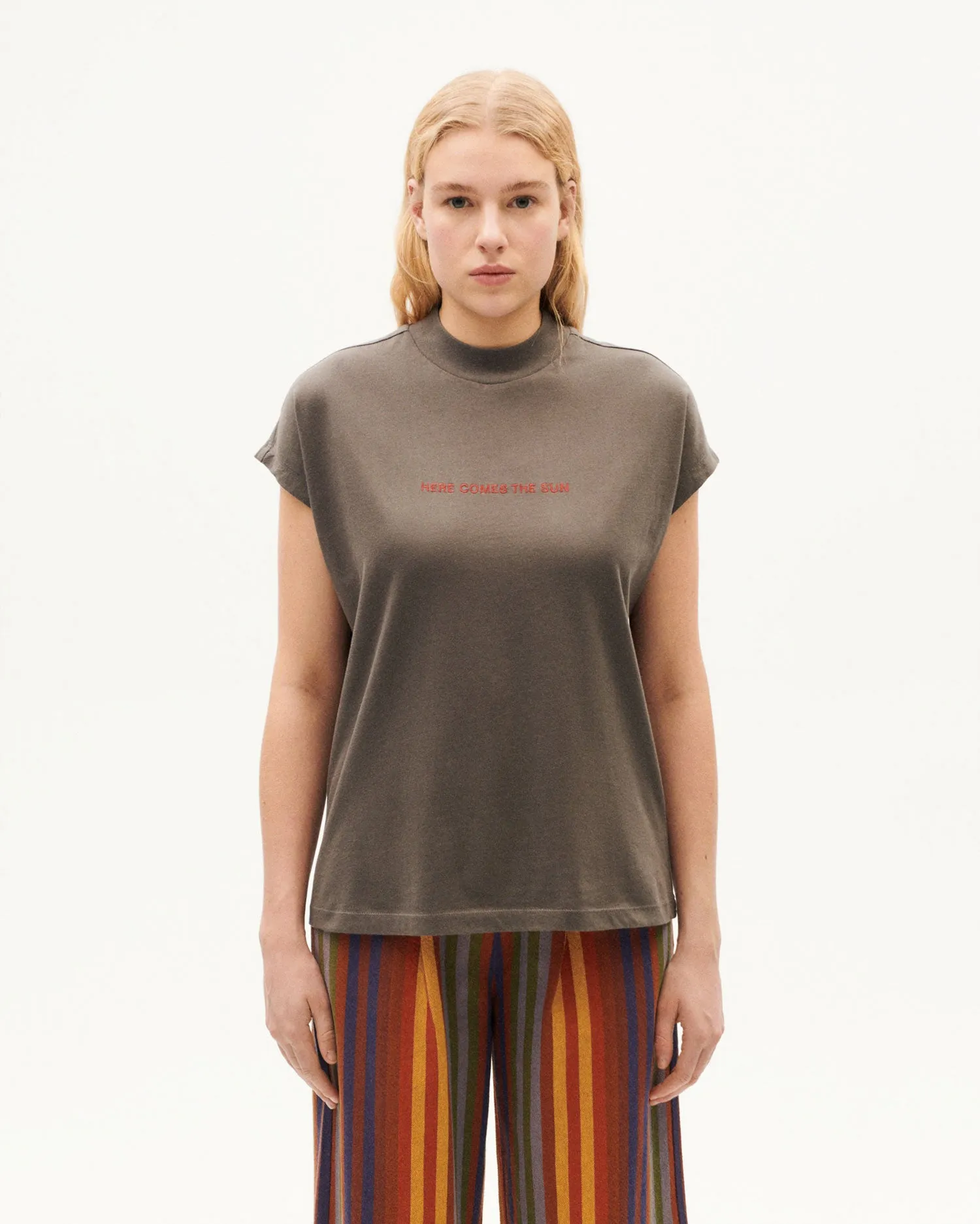 Camiseta gris Here comes the sun sold by Thinking Mu product image thumbnail 2