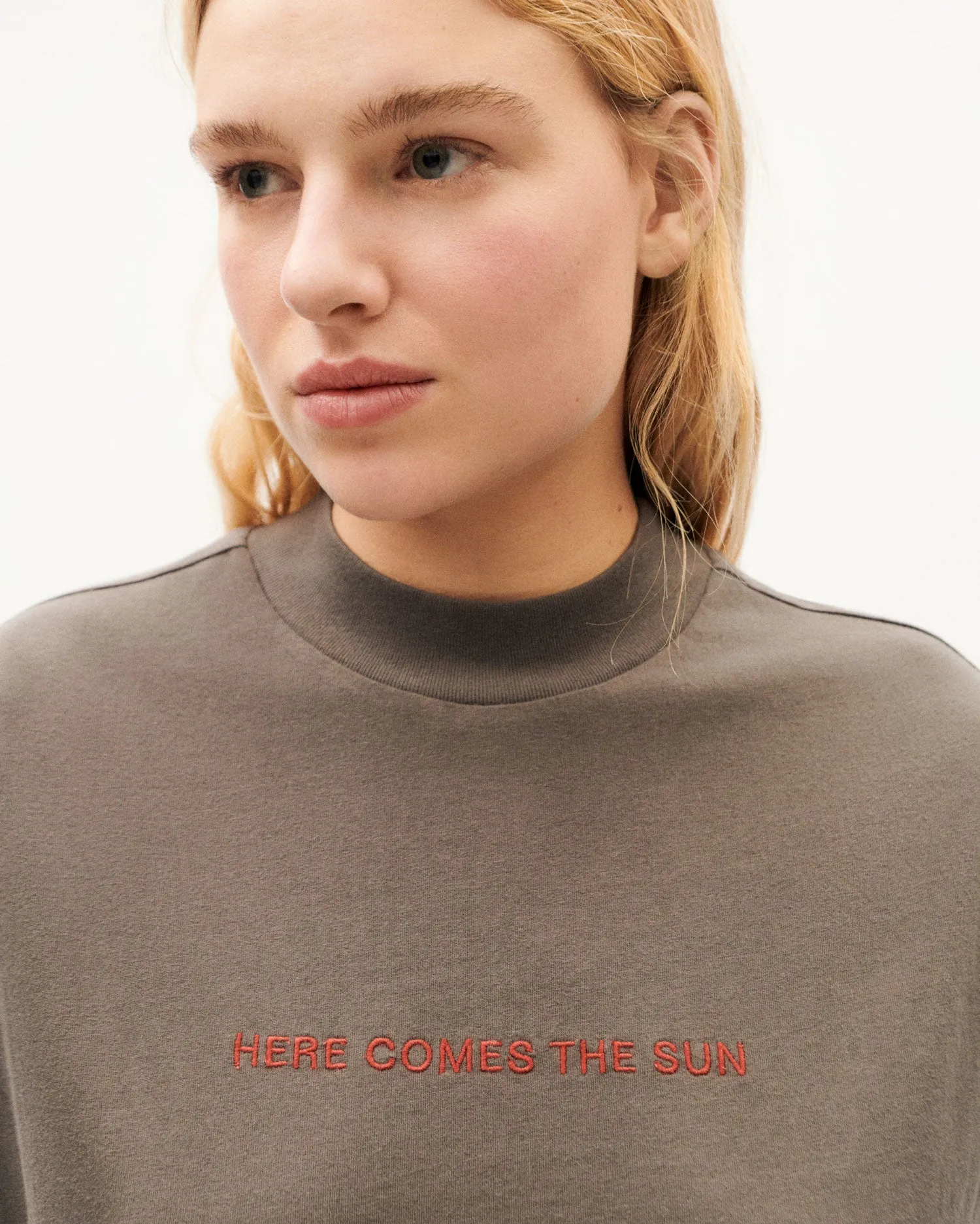 Camiseta gris Here comes the sun sold by Thinking Mu product image thumbnail 4