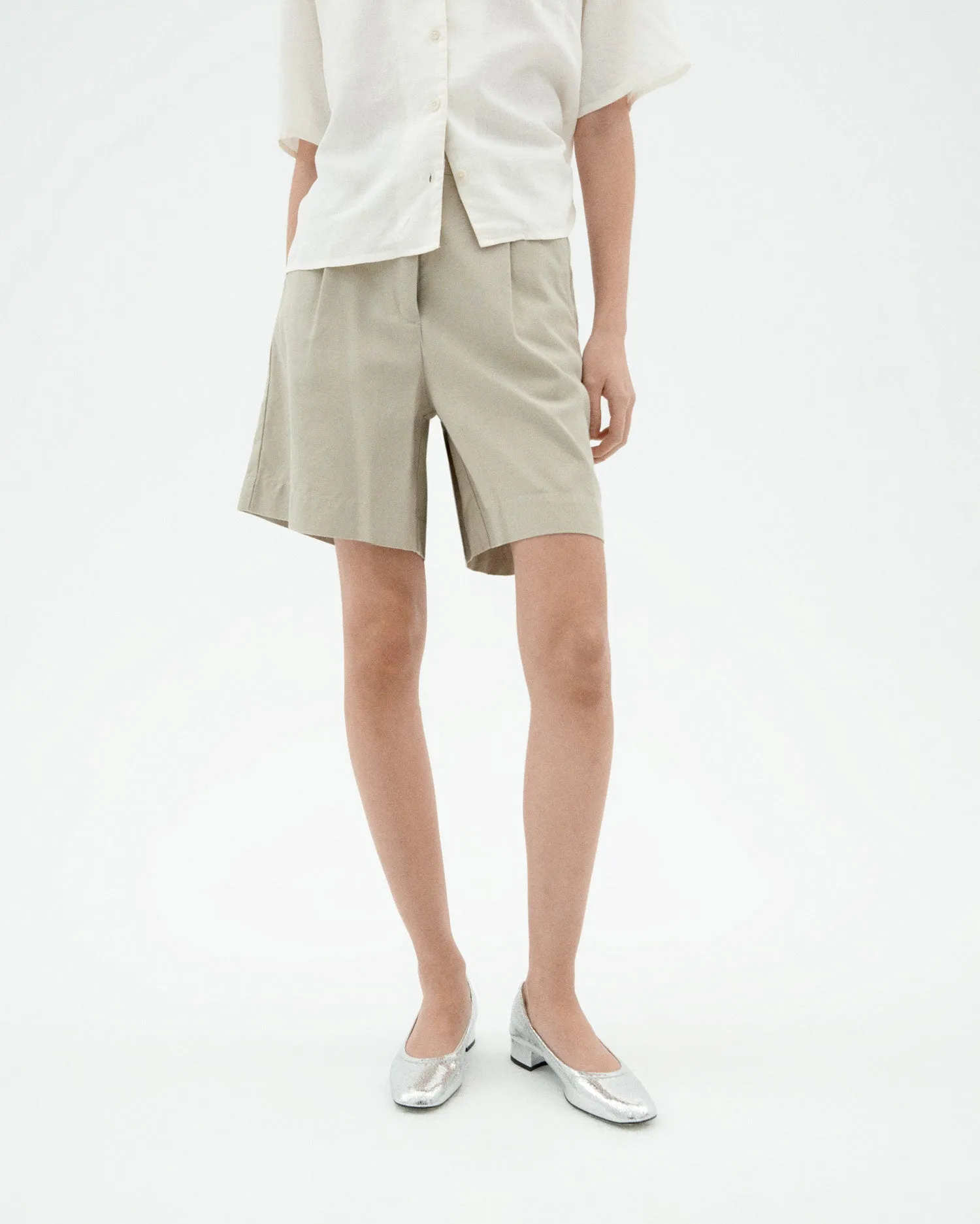 Bermuda pinzas beige hemp Lia sold by Thinking Mu