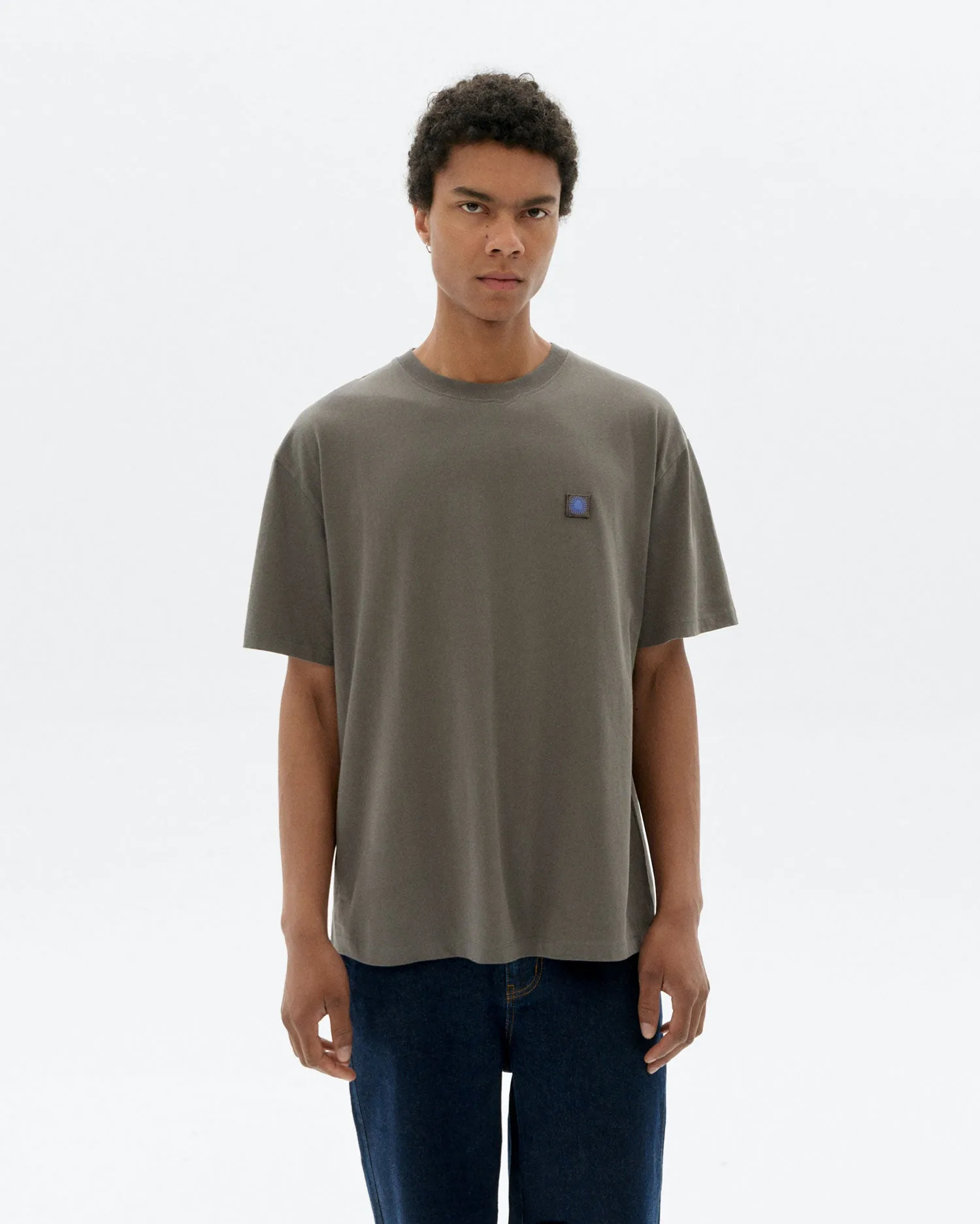 Camiseta gris sol espalda azul Aaron sold by Thinking Mu