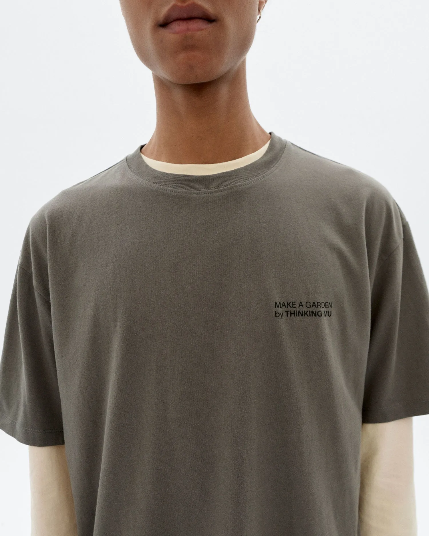 Camiseta gris bordada a mano flower Aaron sold by Thinking Mu product image thumbnail 4