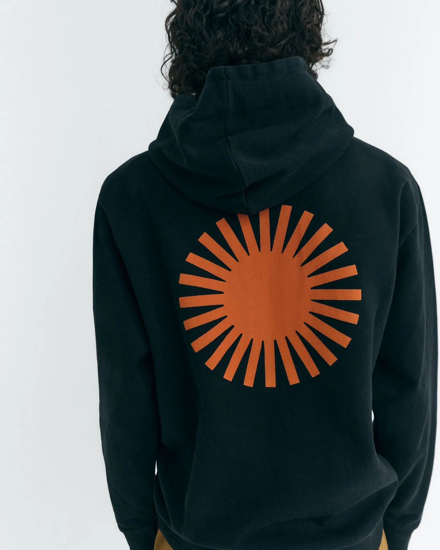 Hoodie negro sol naranja espalda Simon sold by Thinking Mu product image thumbnail 4